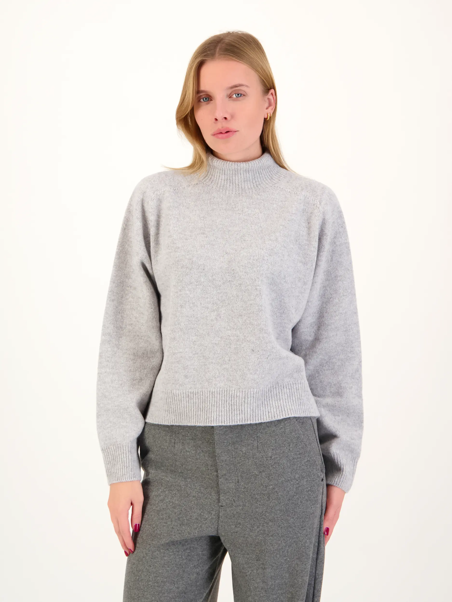 Pullover 'Lyzima' - Artikel Vorderseite getragen von einem Modell - Farbe: Grau