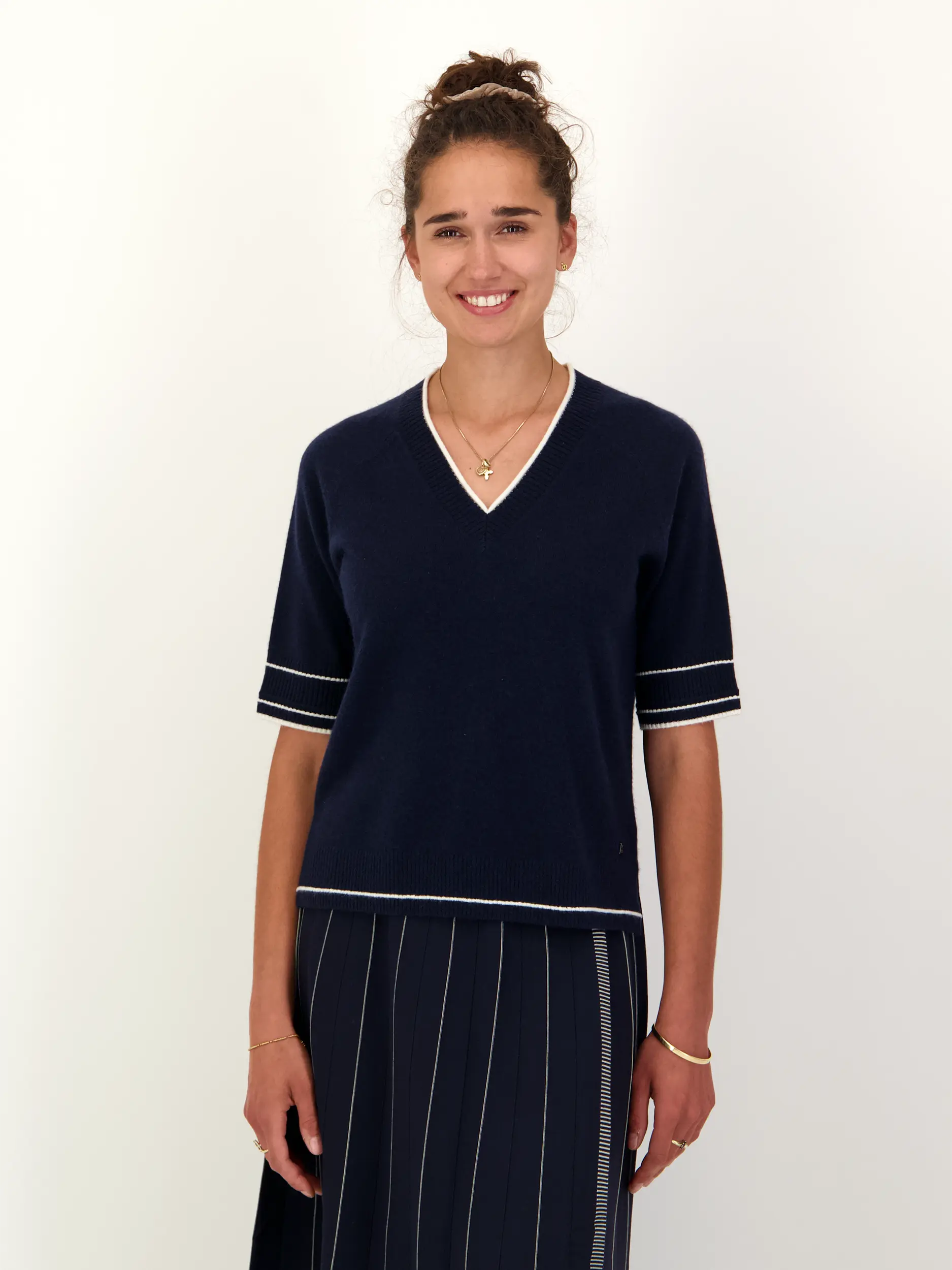 Pullover 'Chiri' aus Wolle 3/4-Arm - Artikel Vorderseite getragen von einem Modell - Farbe: Blau