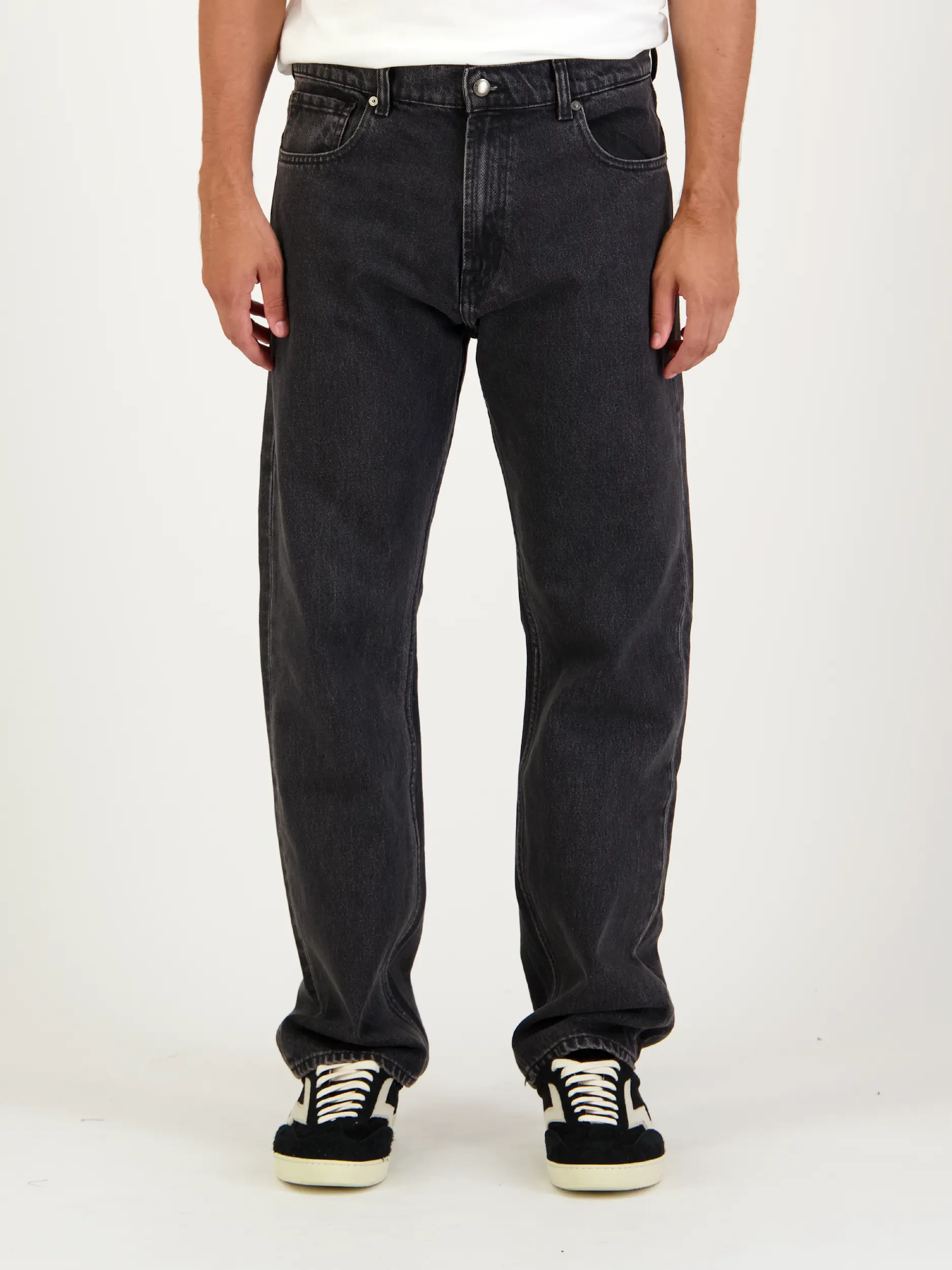 Mid Rise Straight Leg Jeans 'Caviar' - Artikel Vorderseite getragen von einem Modell - Farbe: Schwarz