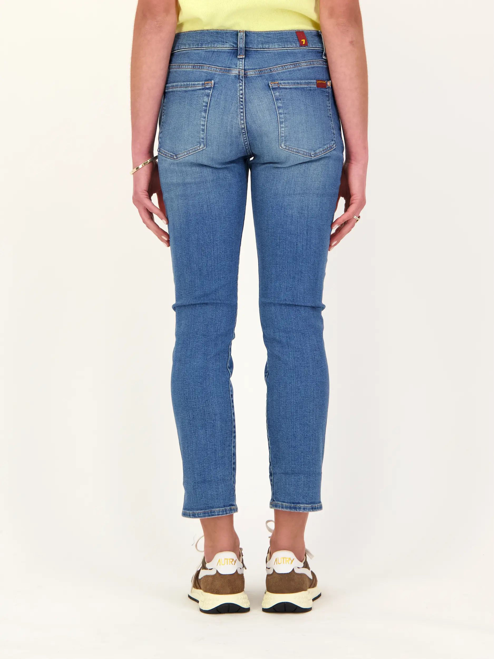 High Rise Skinny Jeans 'Relaxed Skinny' - Artikel Rückseite getragen von einem Modell - Farbe: Blau