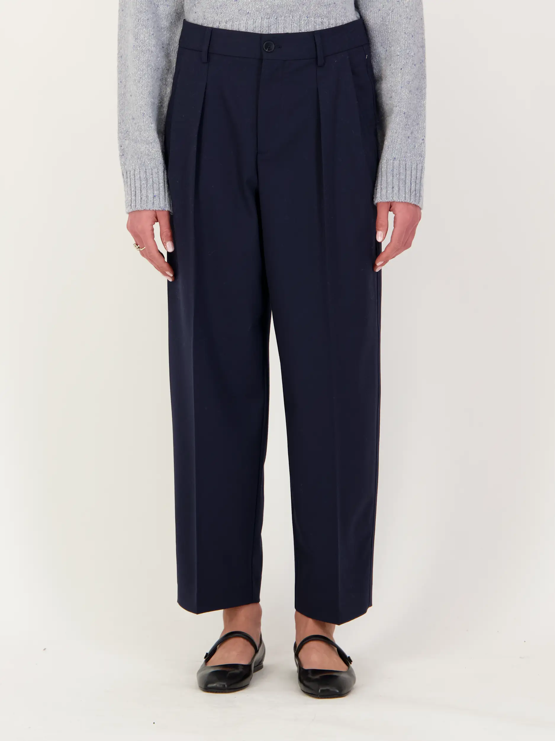 Bundfaltenhose 'Ruthy' - Artikel Vorderseite getragen von einem Modell - Farbe: Blau