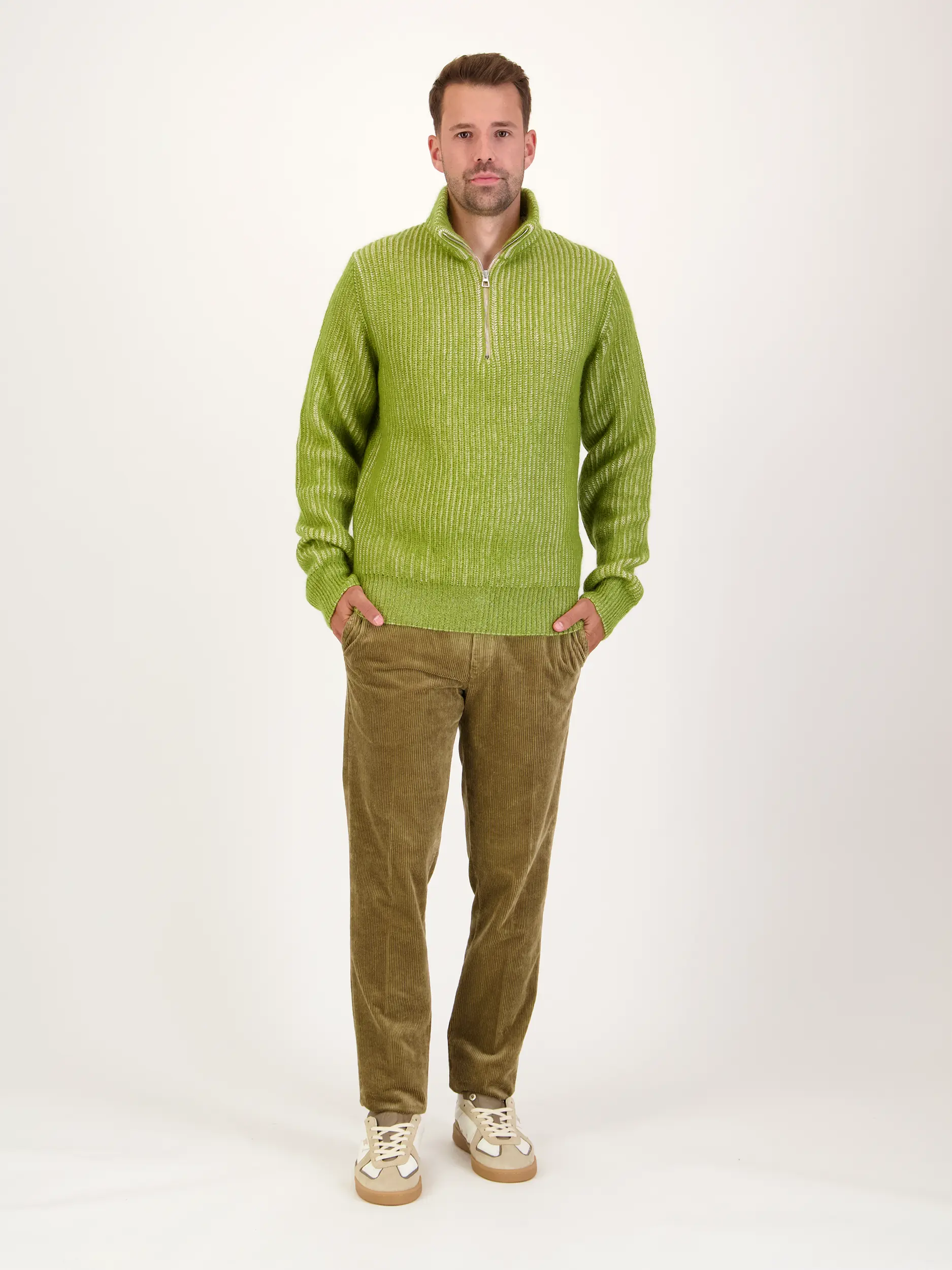 Gerippter Pullover langarm - Artikel Teil eines Outfits getragen von einem Modell - Farbe: Grün