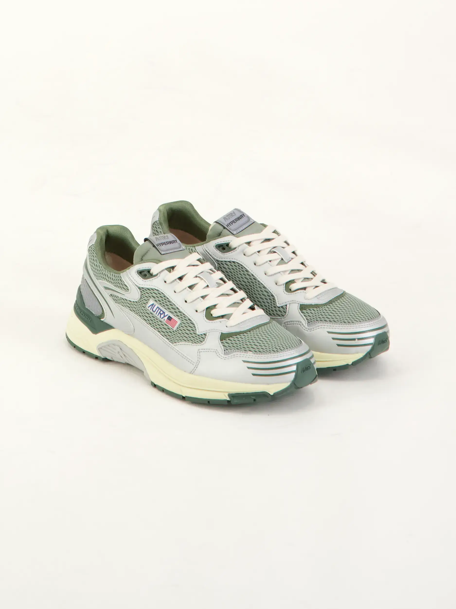 Sneaker 'Hyperway'  - Artikel Teil eines Outfits getragen von einem Modell - Farbe: Grün