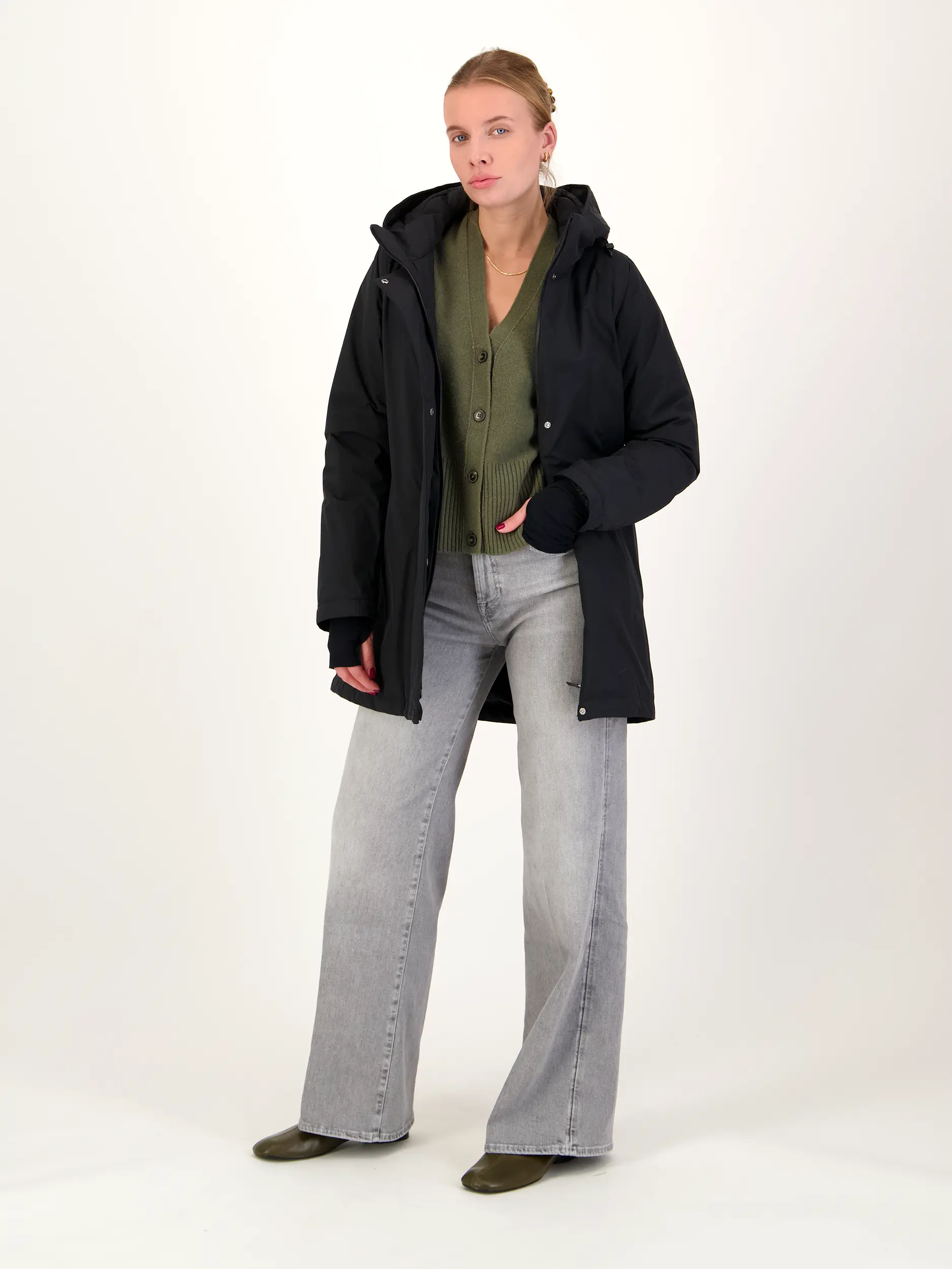 Daunenjacke - Artikel Teil eines Outfits getragen von einem Modell - Farbe: Schwarz