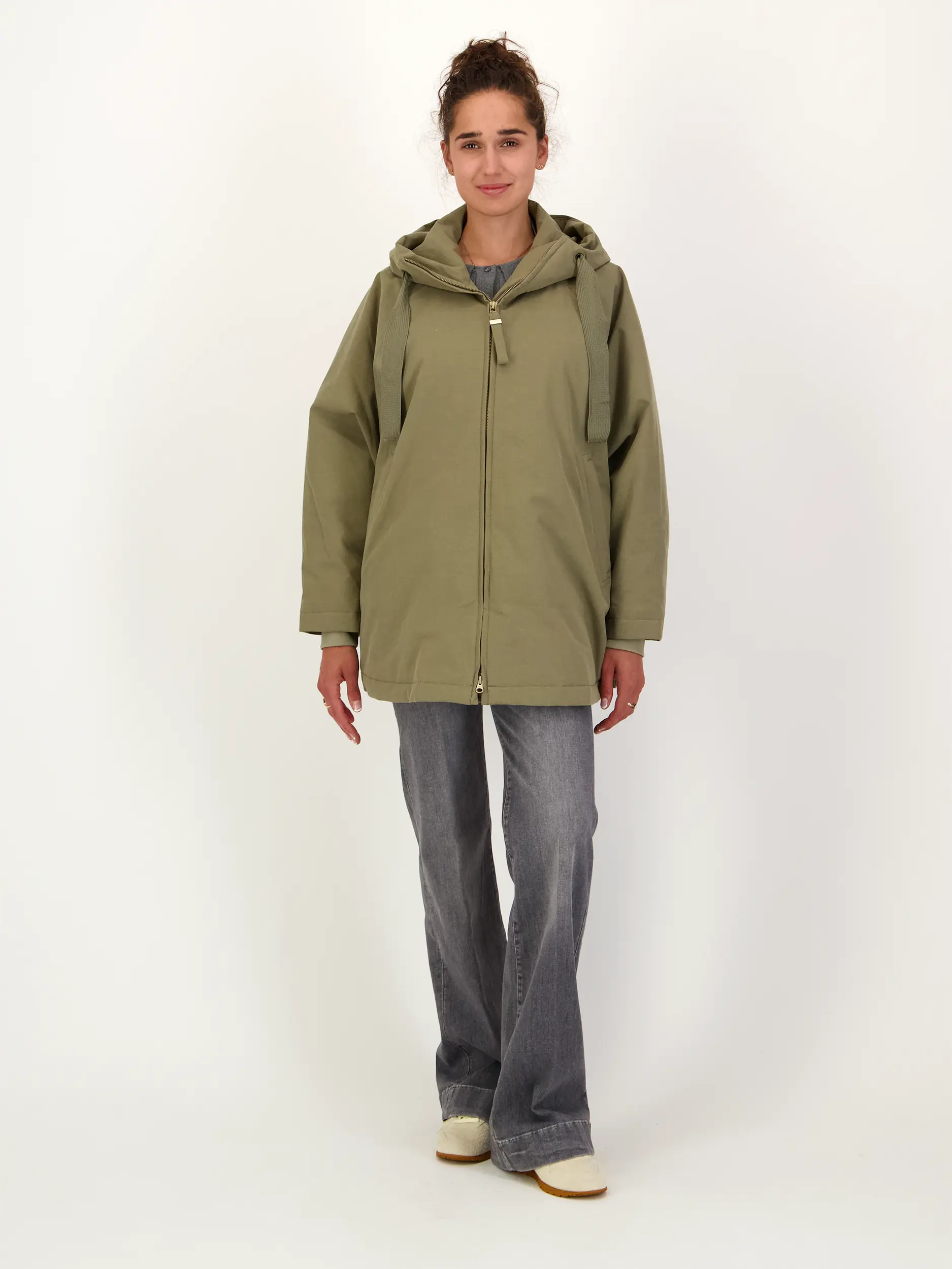 Wasserdichte Jacke 'Pure' - Artikel Teil eines Outfits getragen von einem Modell - Farbe: Grün