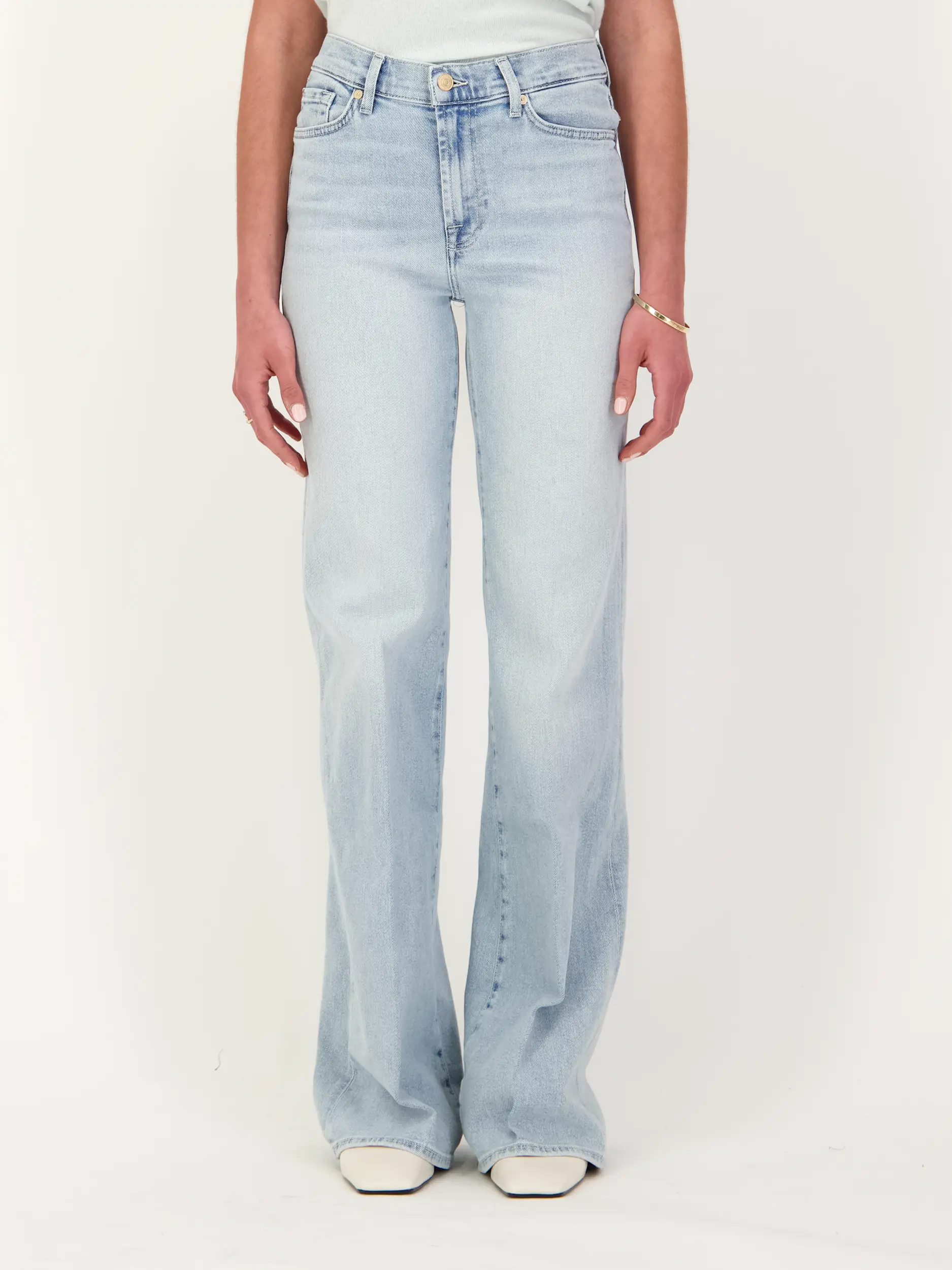 Mid Rise Flared Leg Jeans 'Modern Dojo Frozen' - Artikel Vorderseite getragen von einem Modell - Farbe: Blau