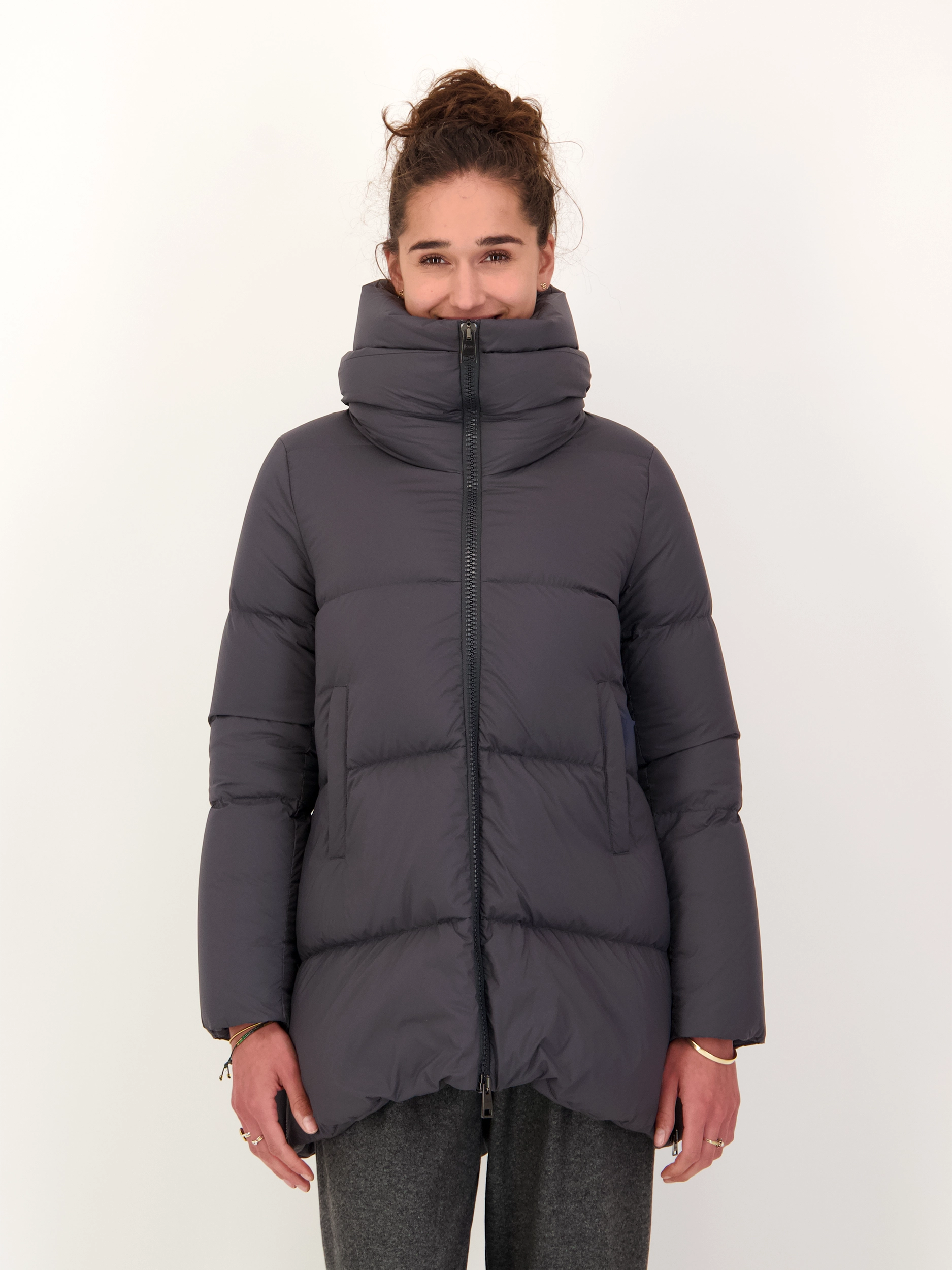 Daunenjacke - Artikel Vorderseite getragen von einem Modell - Farbe: Grau Daunenjacke - Artikel Vorderseite getragen von einem Modell - Farbe: Grau