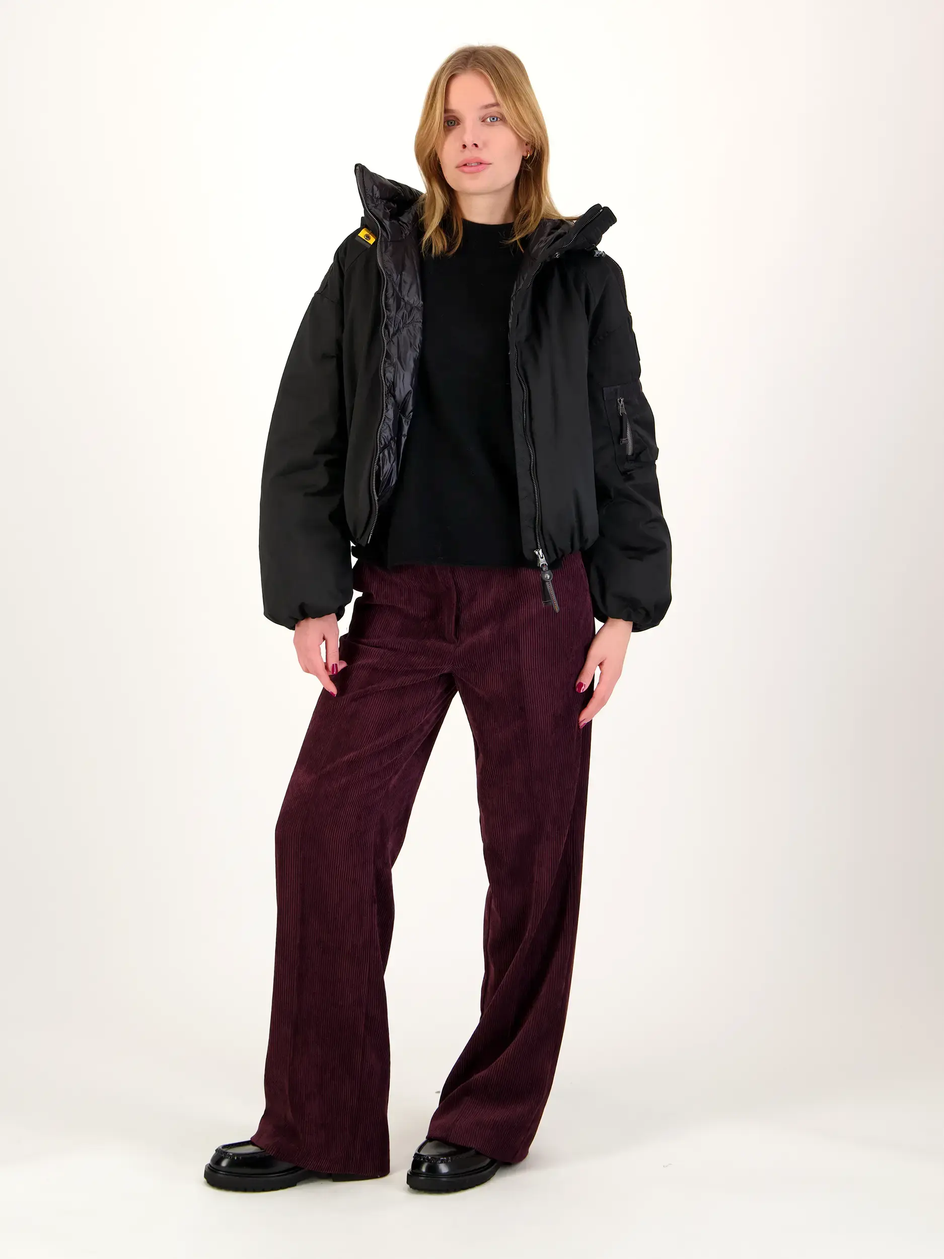 Wasserabweisende Jacke 'Naadz' - Artikel Teil eines Outfits getragen von einem Modell - Farbe: Schwarz