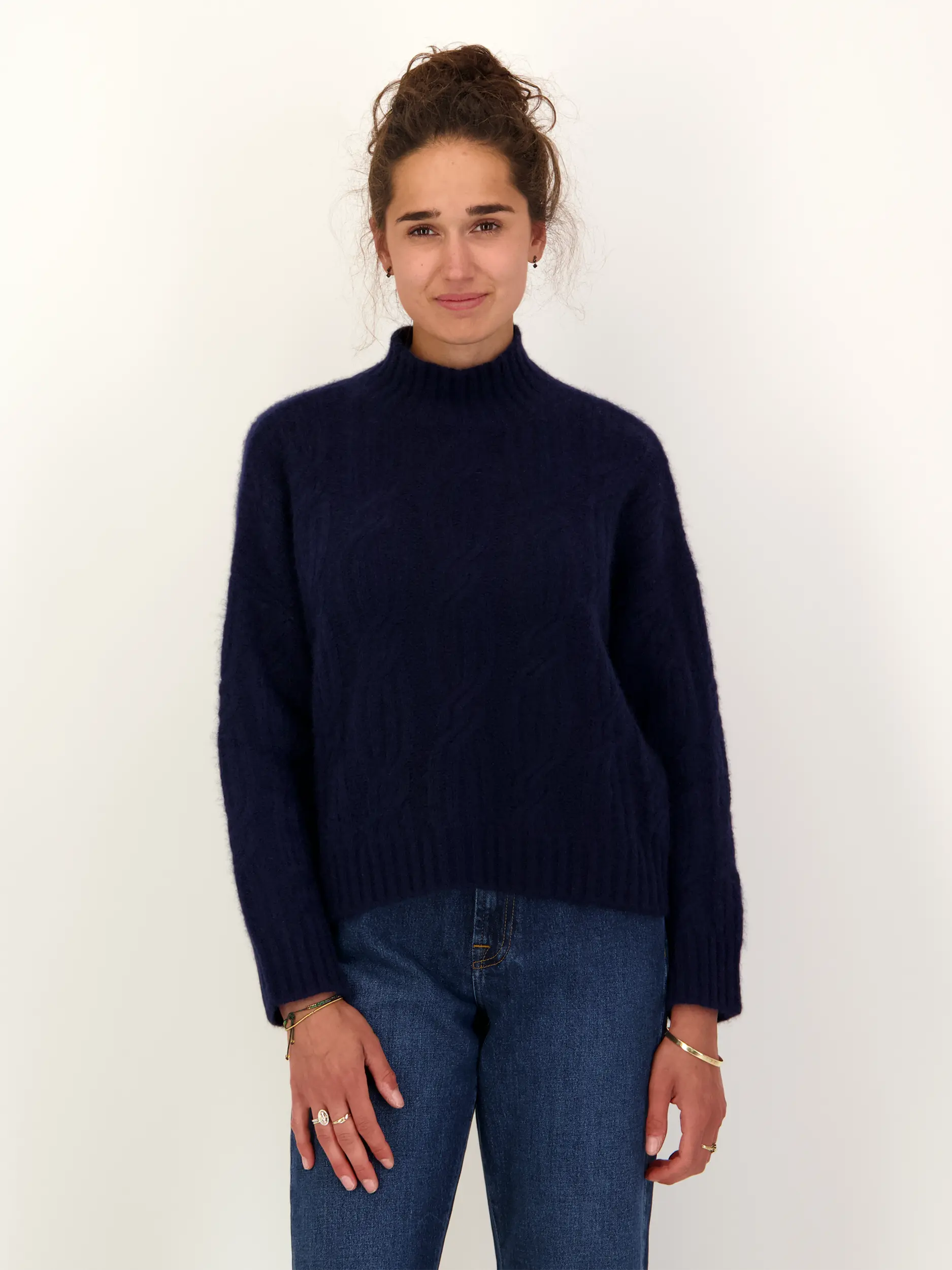 Pullover 'Hever' aus Kaschmir  - Artikel Vorderseite getragen von einem Modell