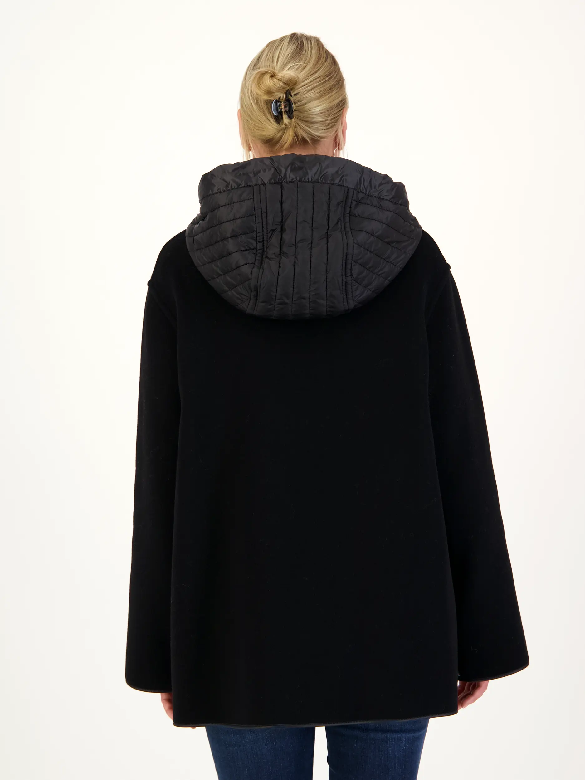 Wolljacke - Artikel Rückseite getragen von einem Modell - Farbe: Schwarz