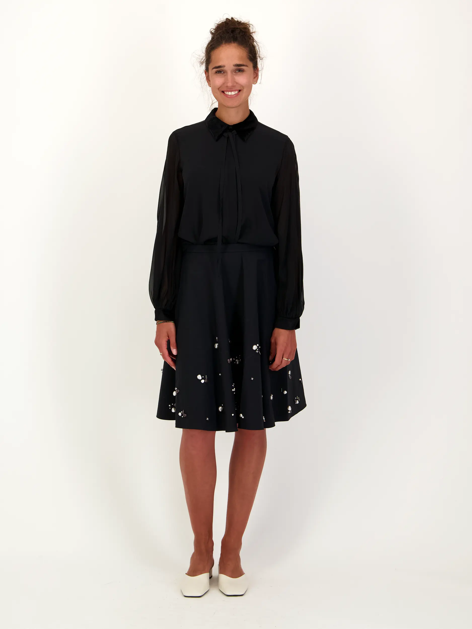 Bluse 'Velvet Whisper' aus Seiden-Mix langarm - Artikel Teil eines Outfits getragen von einem Modell - Farbe: Schwarz
