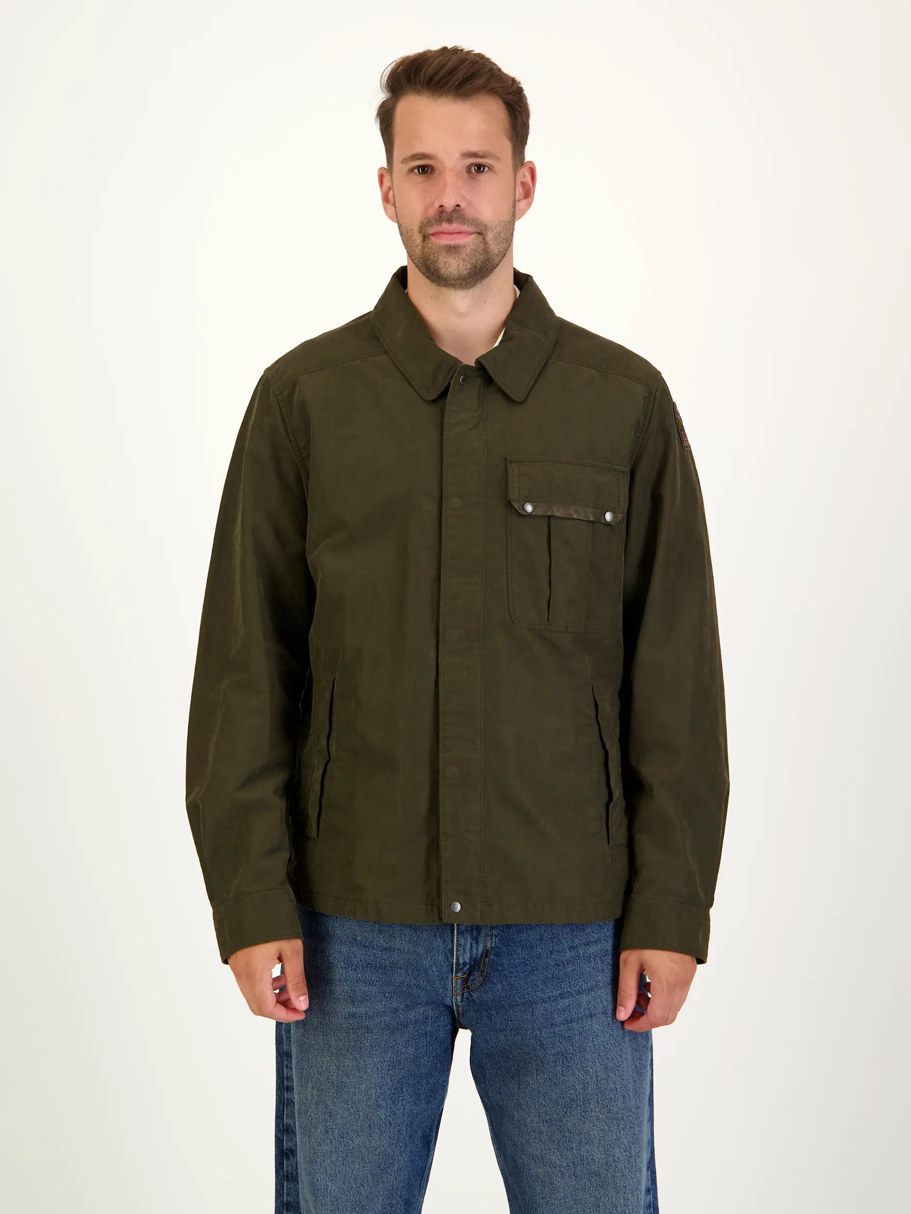 Overshirt 'Miura' - Artikel Vorderseite getragen von einem Modell - Farbe: Grün