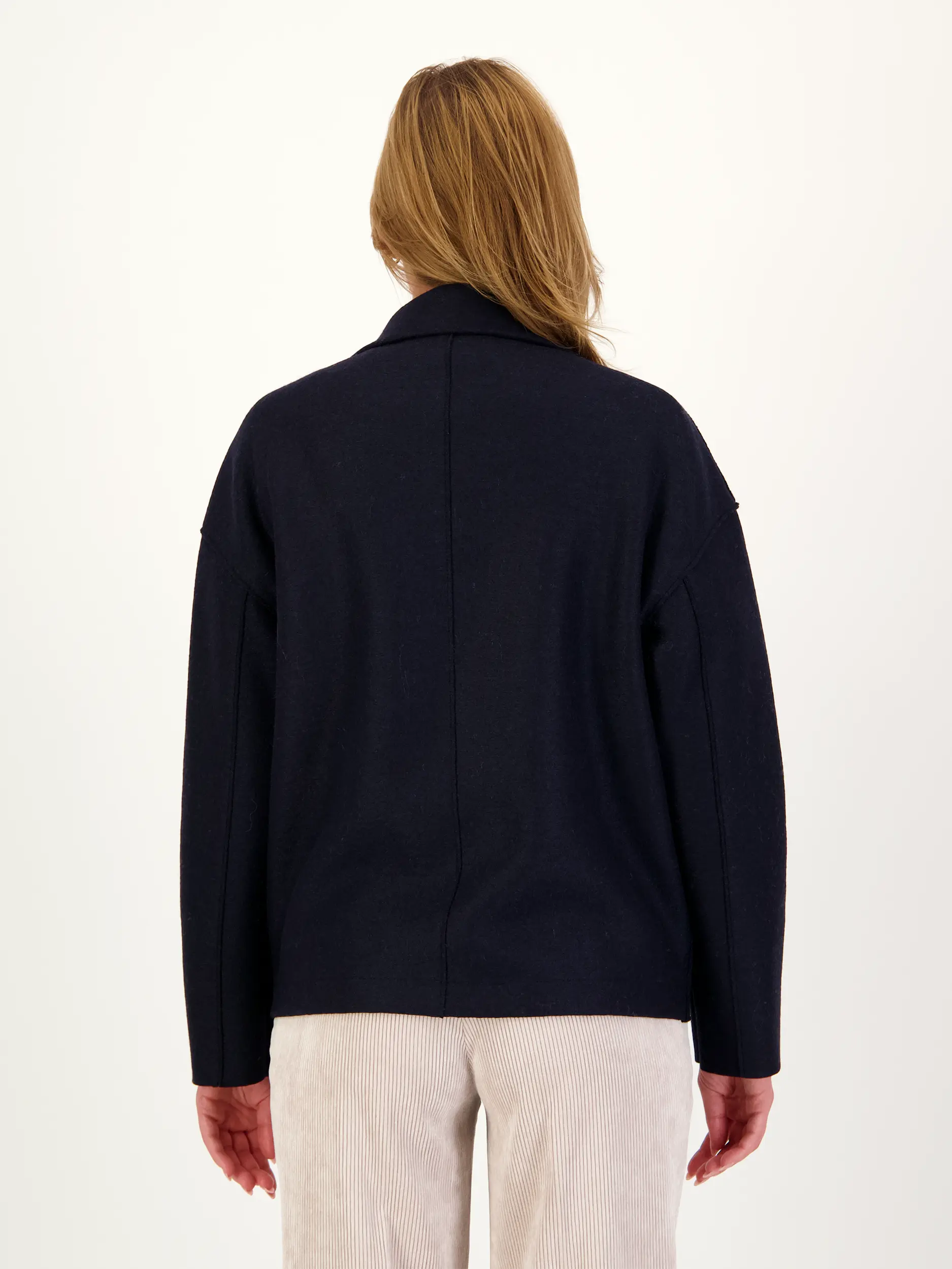 Cabanjacke aus Wolle - Artikel Rückseite getragen von einem Modell - Farbe: Blau
