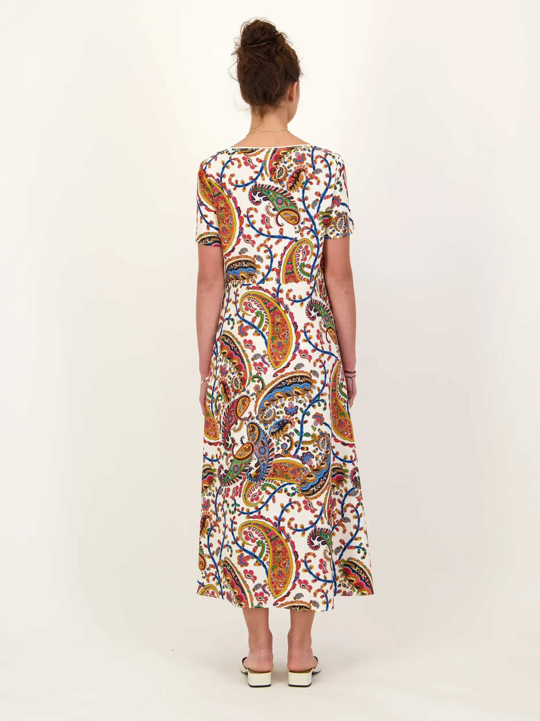 Gemustertes Midikleid kurzarm - Artikel Rückseite getragen von einem Modell - Farbe: Creme