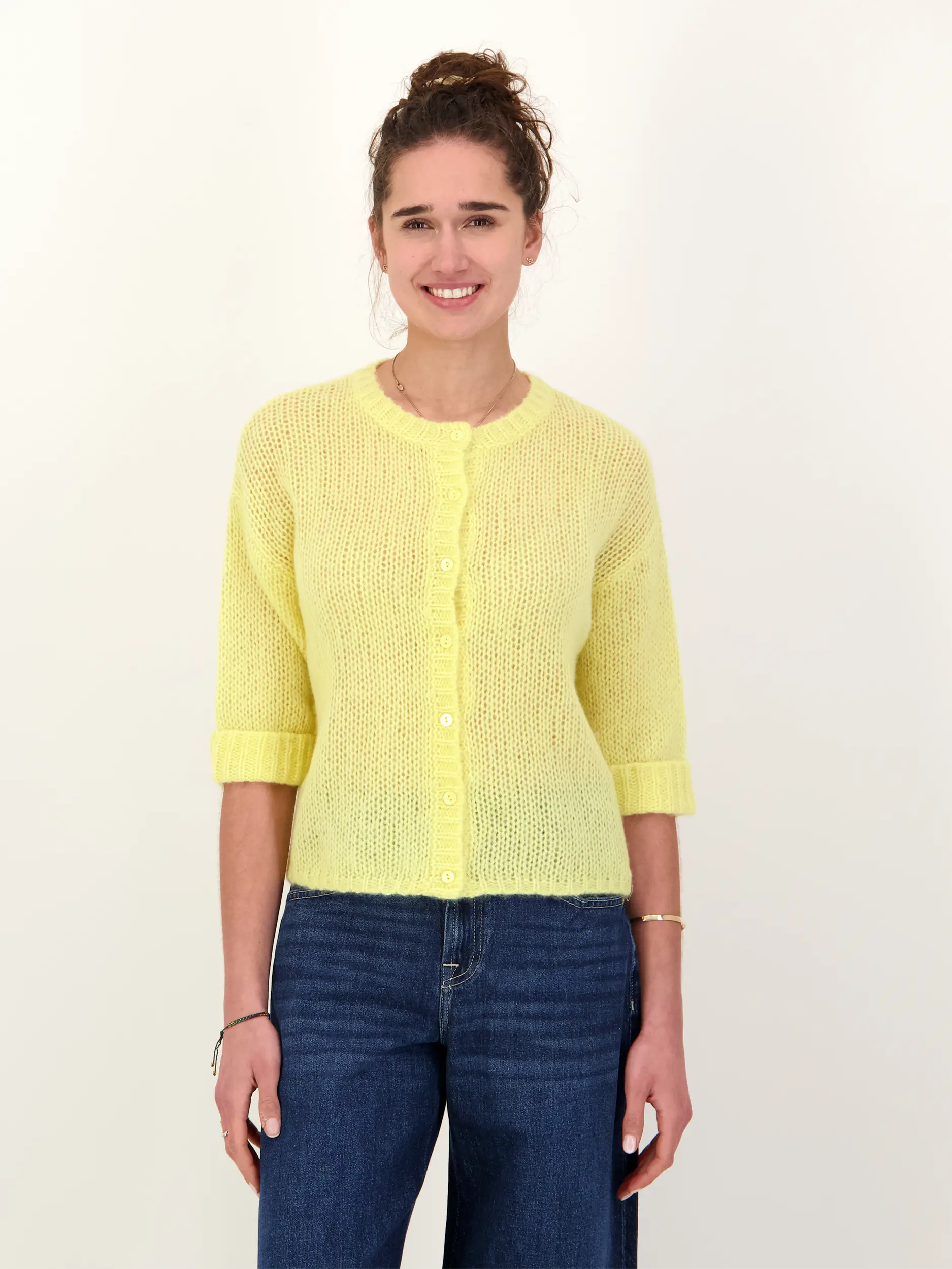 Strickjacke kurzarm aus Kaschmir Seide Mix - Artikel Vorderseite getragen von einem Modell - Farbe: Gelb