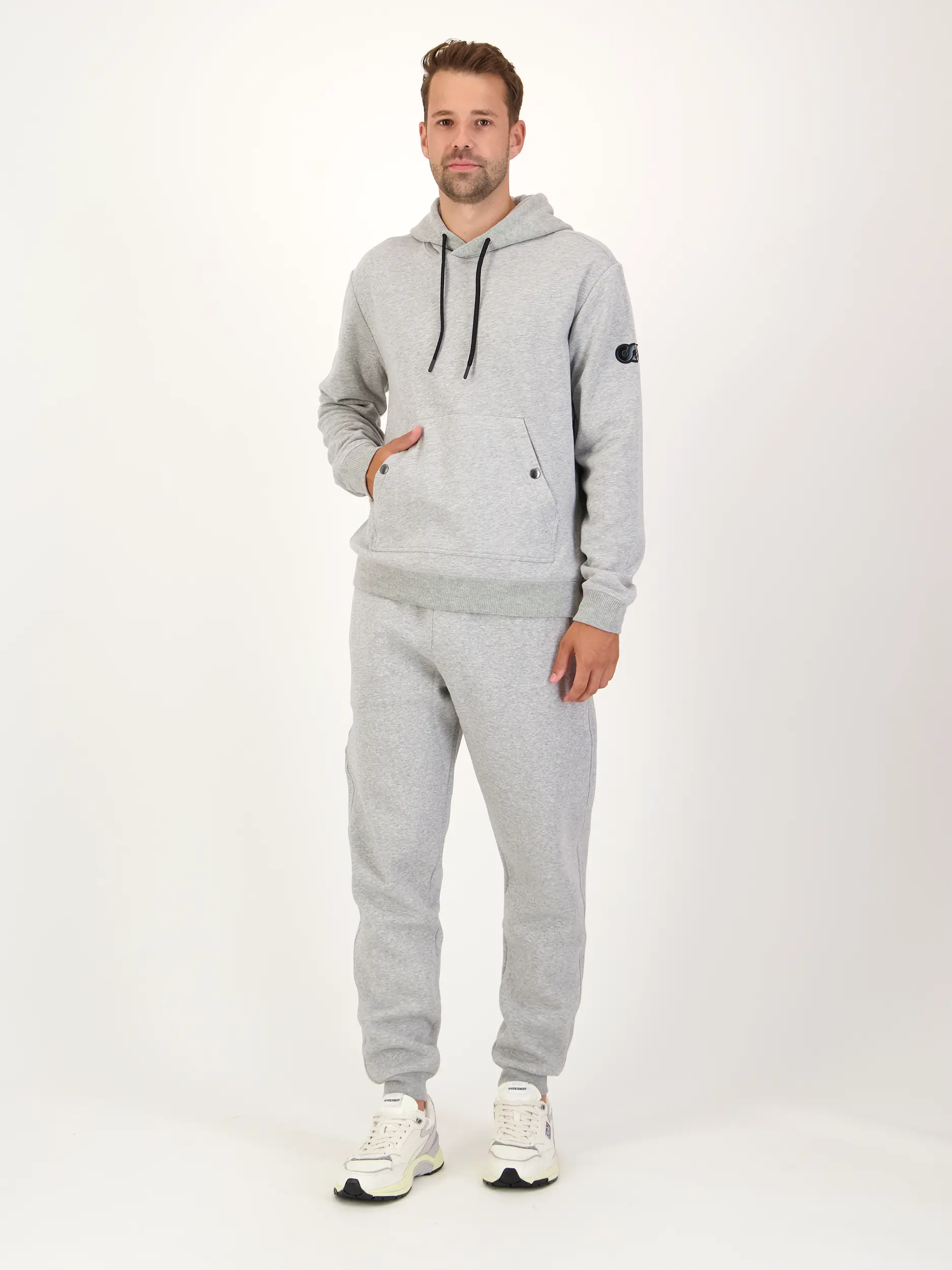 Sweatshirt 'Sefor' - Artikel Teil eines Outfits getragen von einem Modell - Farbe: Grau