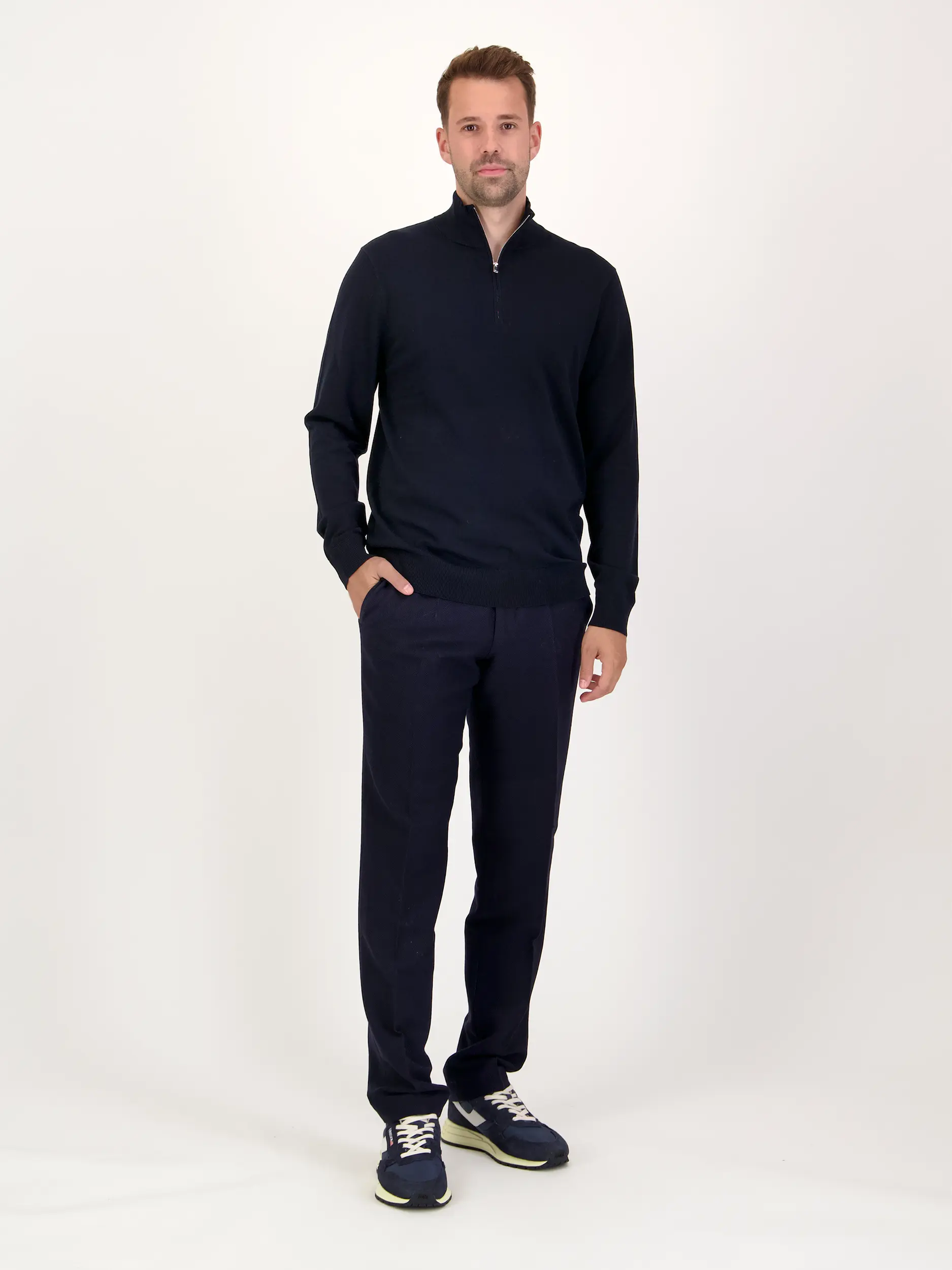 Pullover langarm - Artikel Teil eines Outfits getragen von einem Modell - Farbe: Blau