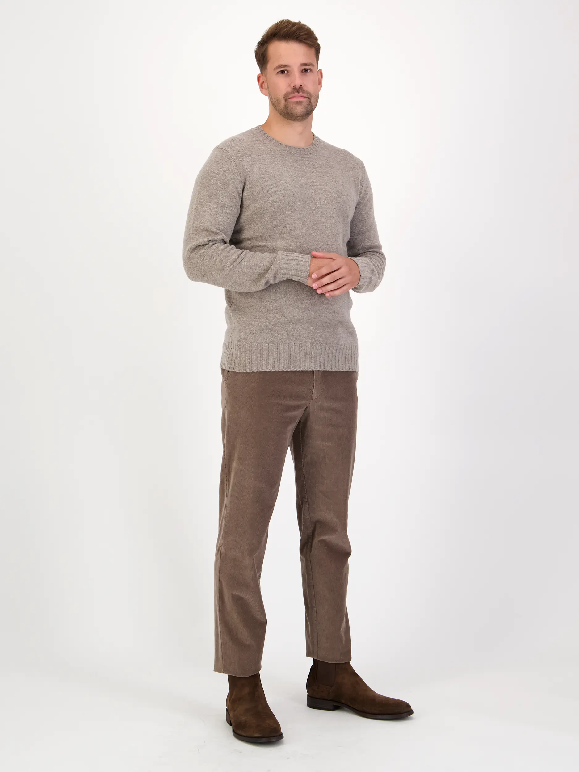 Pullover 'Rifredo' aus Kaschmir-Merino-Mix - Artikel Teil eines Outfits getragen von einem Modell - Farbe: Braun