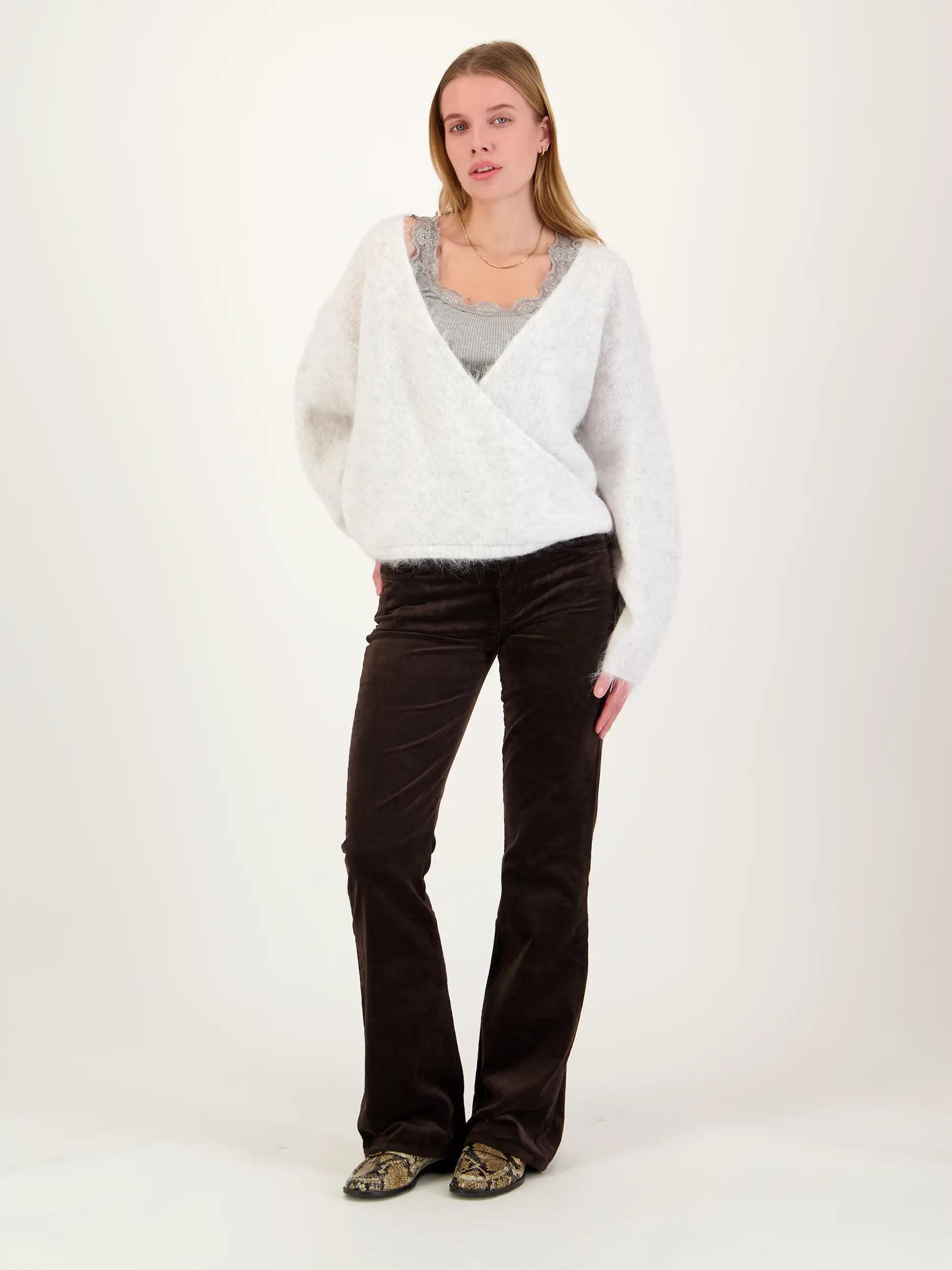 Samthose 'Leggy Bootcut' - Artikel Teil eines Outfits getragen von einem Modell - Farbe: Braun