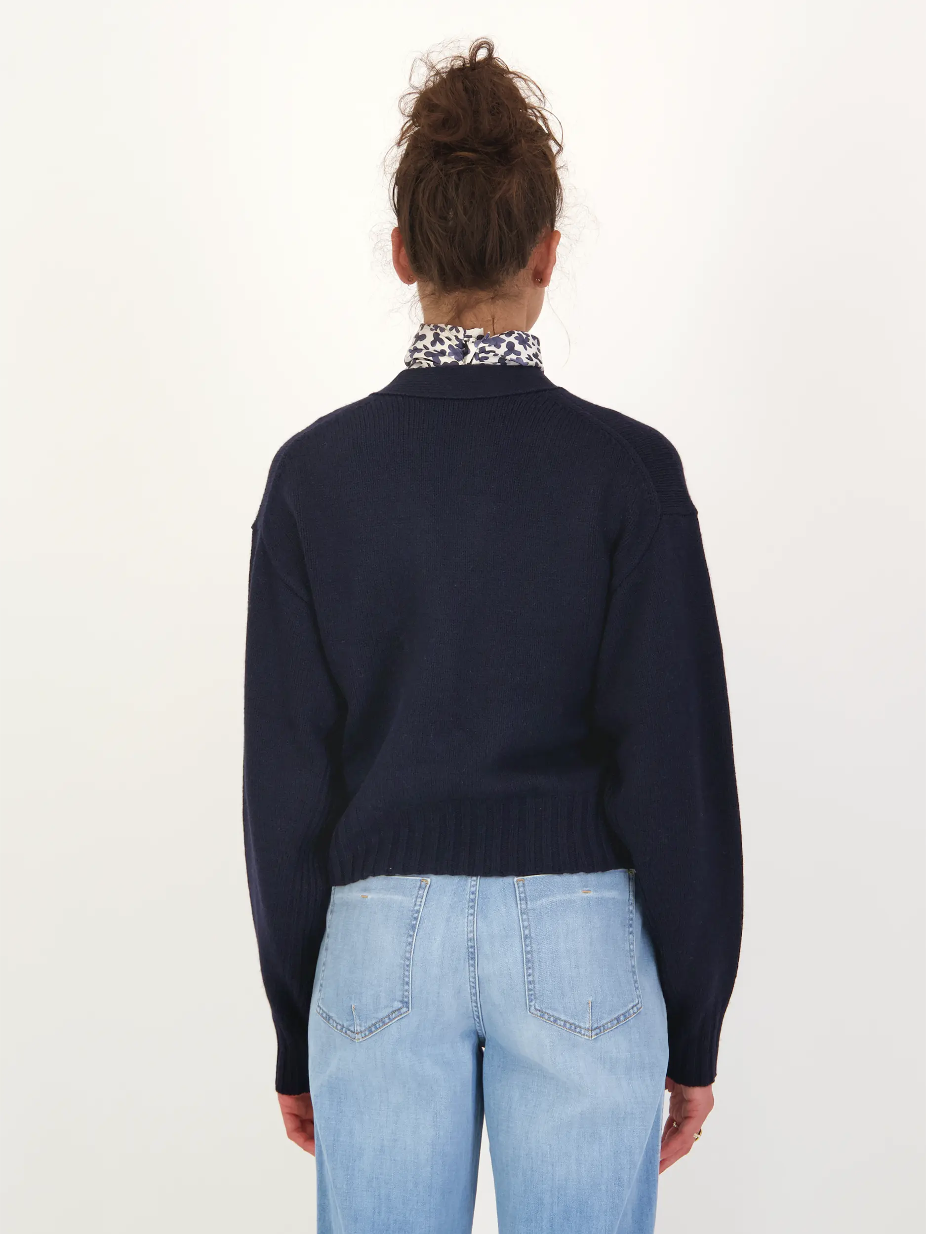 Strickjacke aus Wolle - Artikel Rückseite getragen von einem Modell - Farbe: Blau