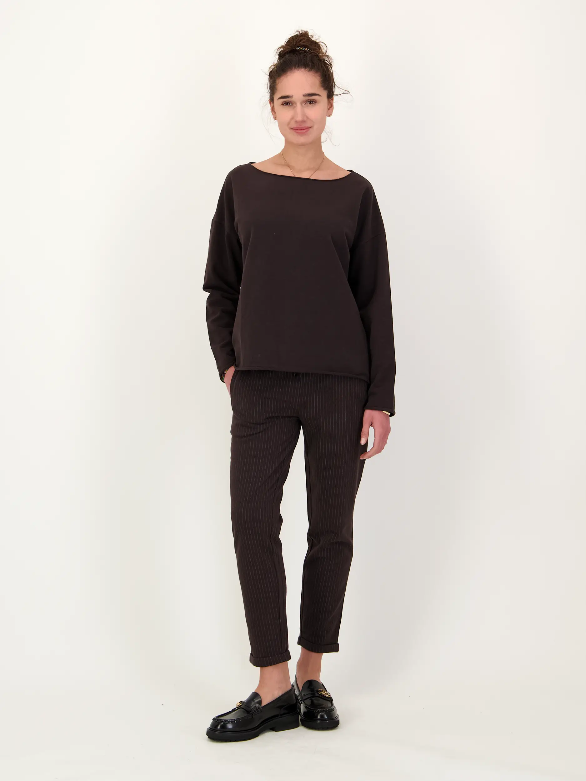 Sweatshirt 'Judi' - Artikel Teil eines Outfits getragen von einem Modell - Farbe: Braun