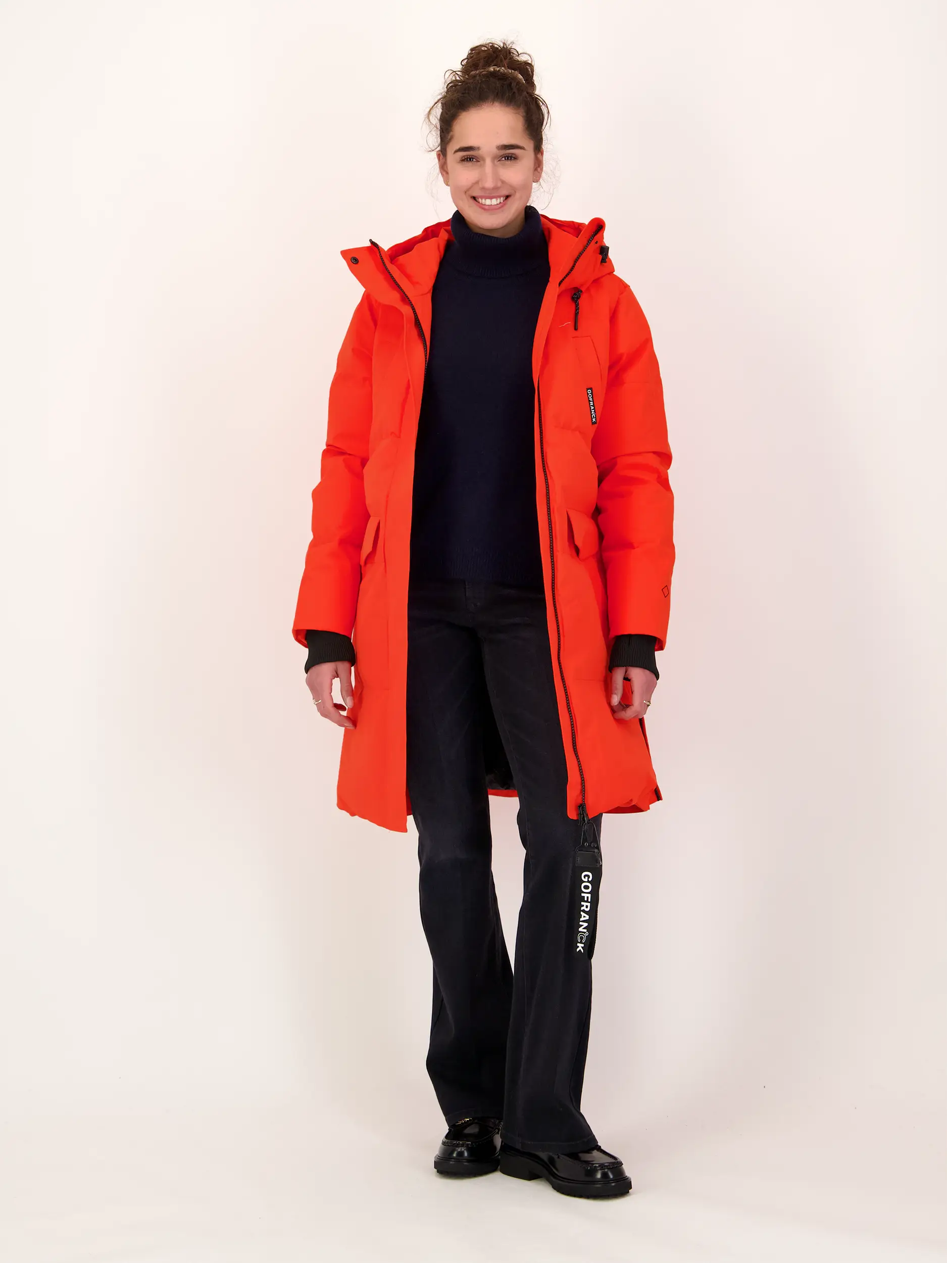 Mid Rise Flared Leg Jeans 'Paris Flared' - Artikel Teil eines Outfits getragen von einem Modell - Farbe: Schwarz