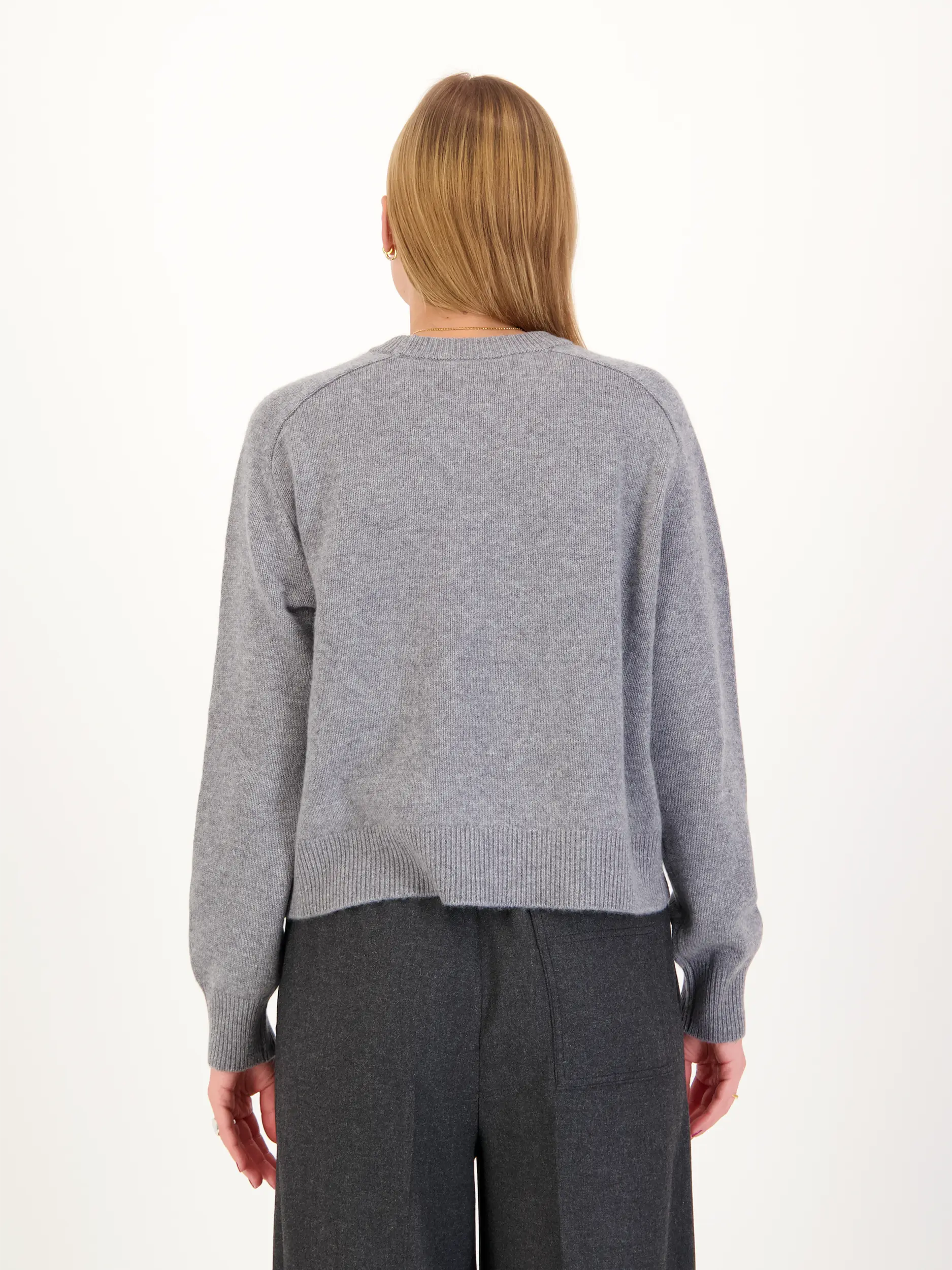 Pullover aus Kaschmir langarm - Artikel Rückseite getragen von einem Modell - Farbe: Grau