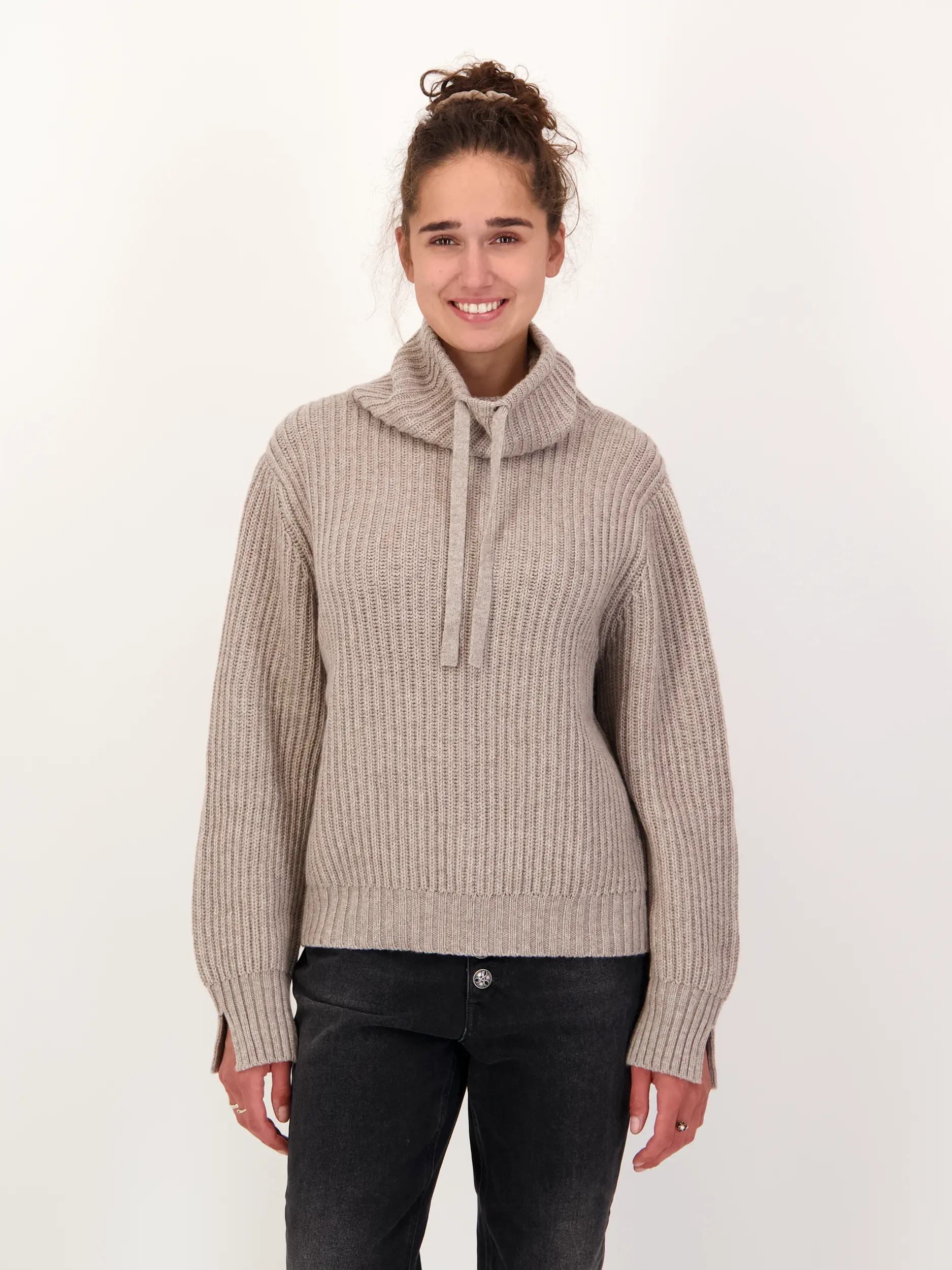 Pullover aus Wolle langarm - Artikel Vorderseite getragen von einem Modell - Farbe: Braun