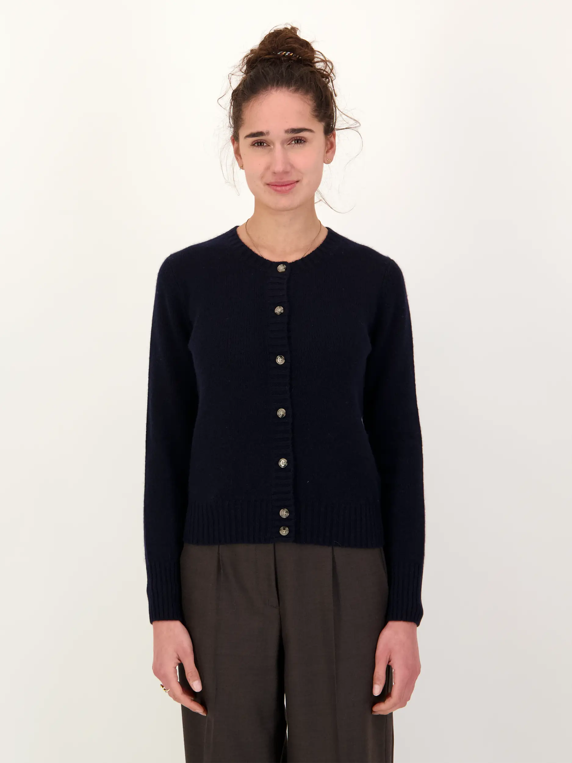 Strickjacke aus Kaschmir  - Artikel Vorderseite getragen von einem Modell - Farbe: Blau