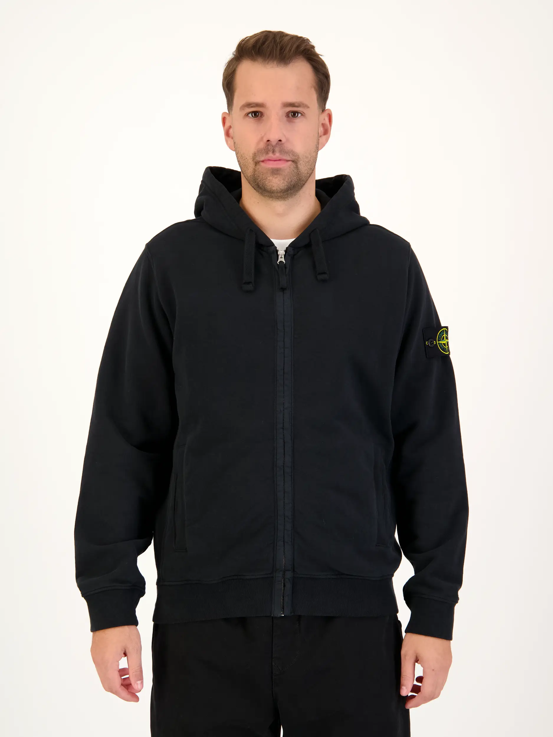 Sweatjacke - Artikel Vorderseite getragen von einem Modell - Farbe: Schwarz