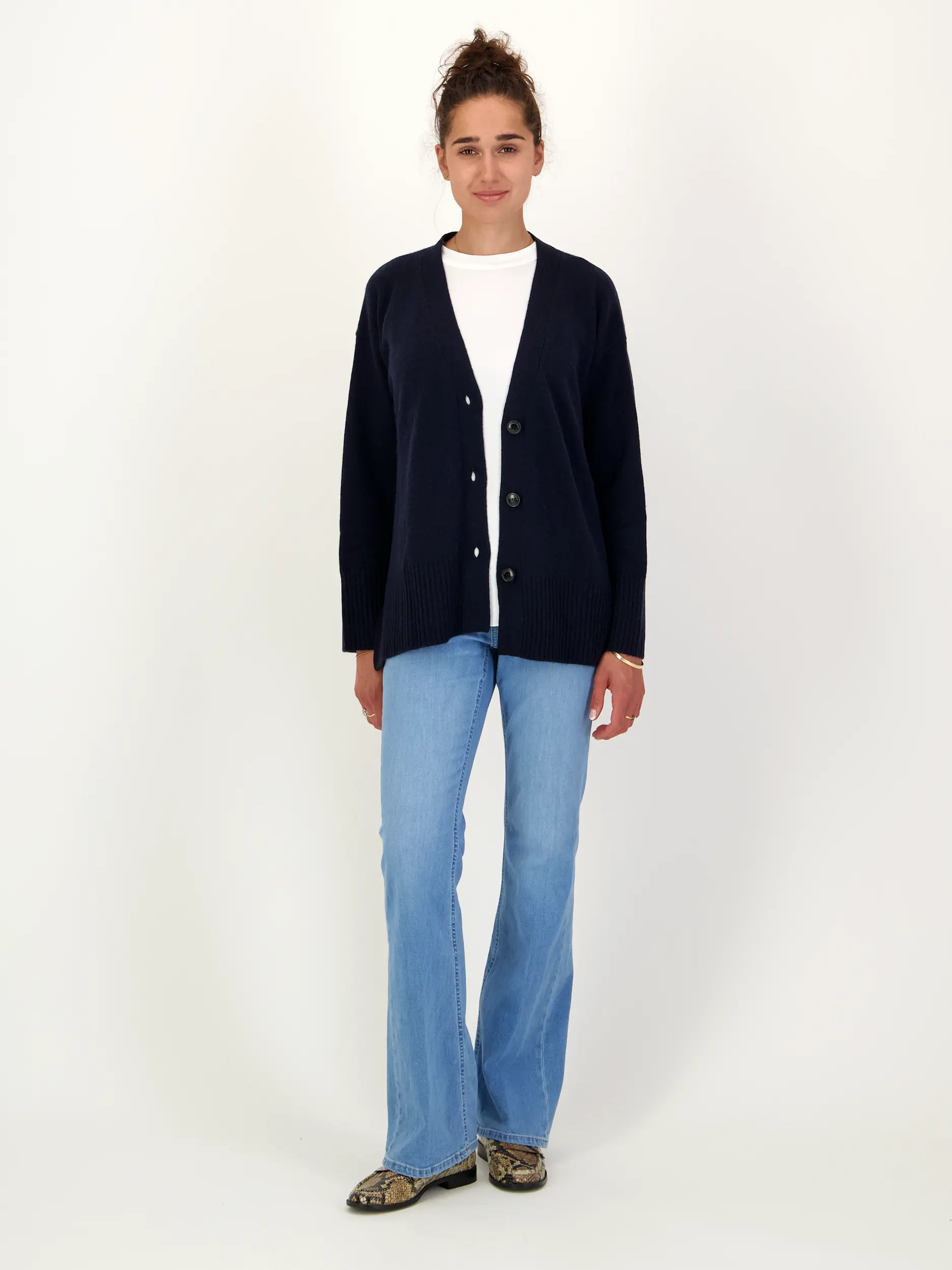 Strickjacke aus Kaschmir-Mix langarm - Artikel Teil eines Outfits getragen von einem Modell - Farbe: Blau