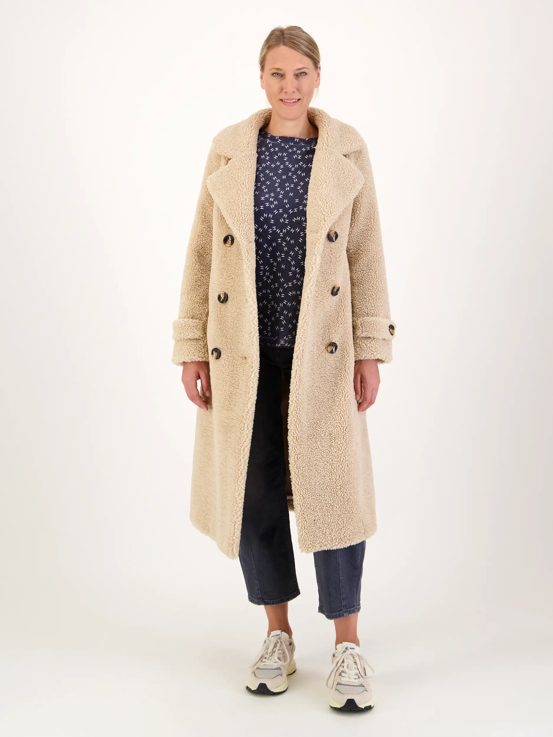 Teddymantel 'Yogi' - Artikel Teil eines Outfits getragen von einem Modell - Farbe: Beige