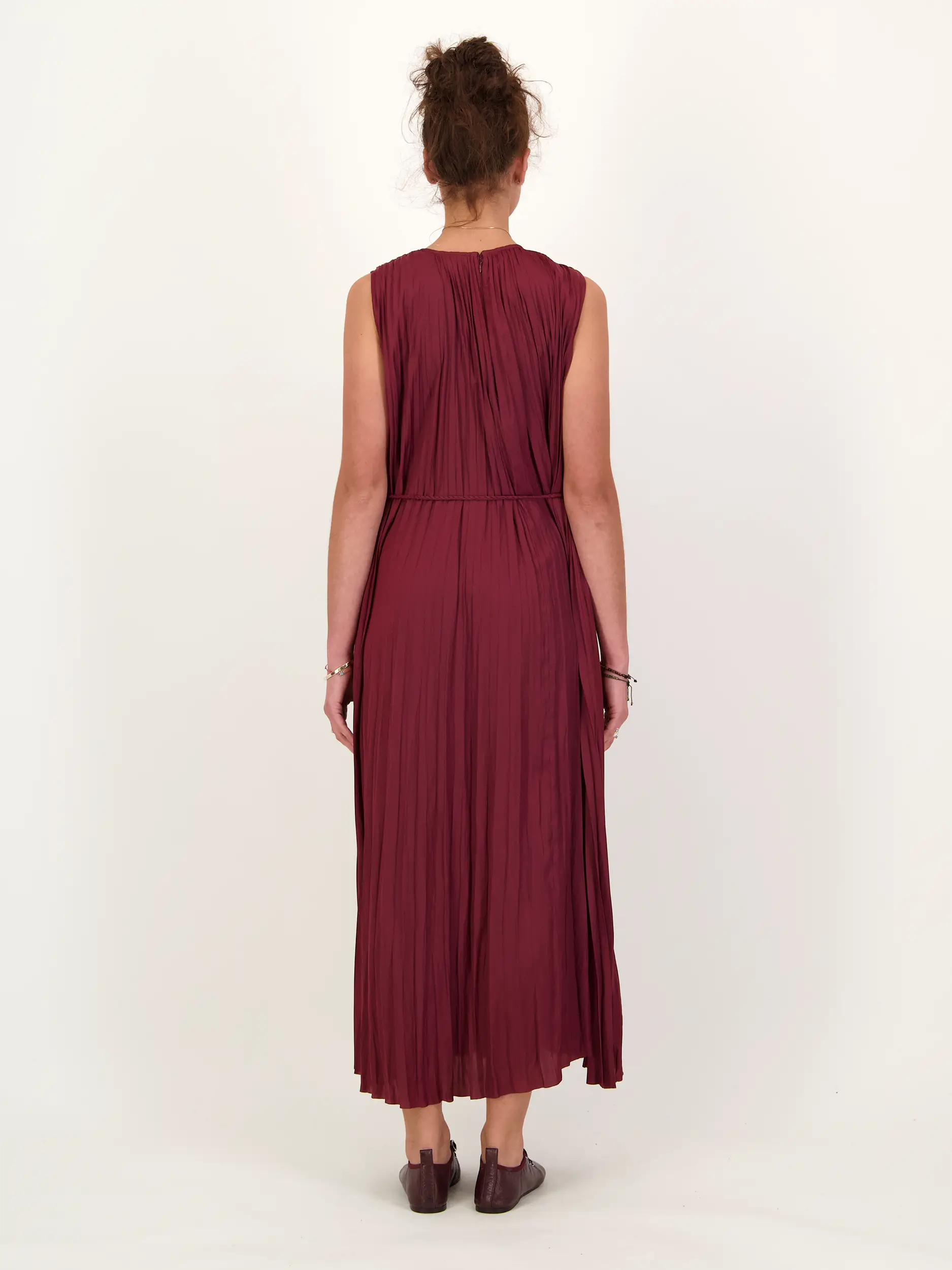 Maxi Plisseekleid 'Fianna' ärmellos - Artikel Rückseite getragen von einem Modell - Farbe: Rot