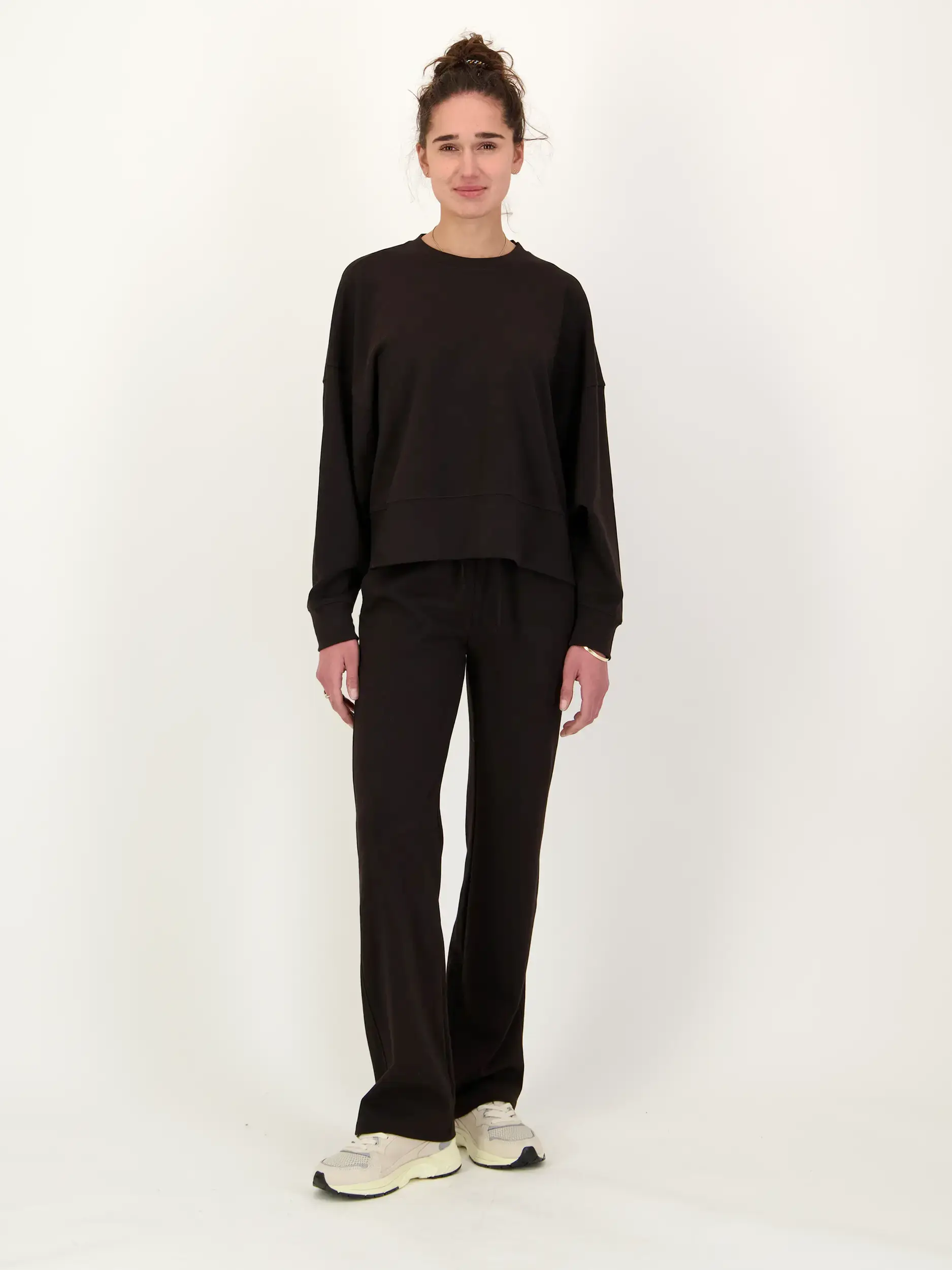 Sweatshirt 'Elia'  - Artikel Teil eines Outfits getragen von einem Modell - Farbe: Braun