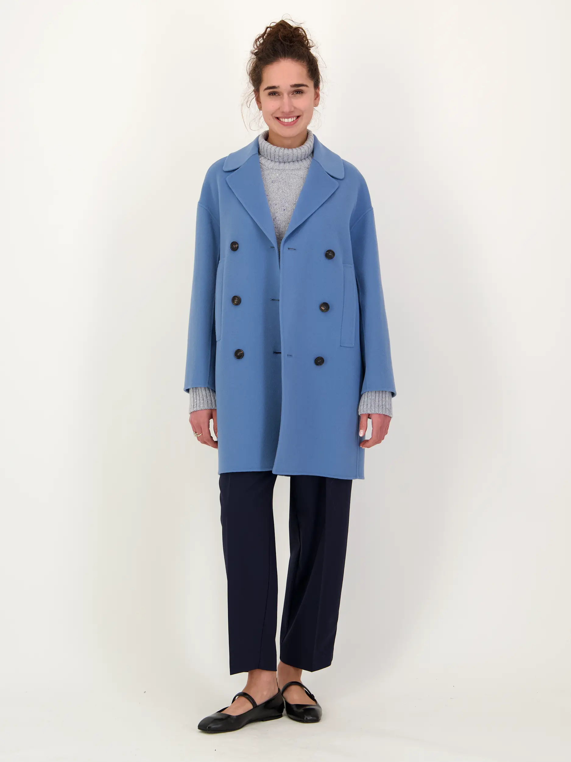 Bundfaltenhose 'Ruthy' - Artikel Teil eines Outfits getragen von einem Modell - Farbe: Blau