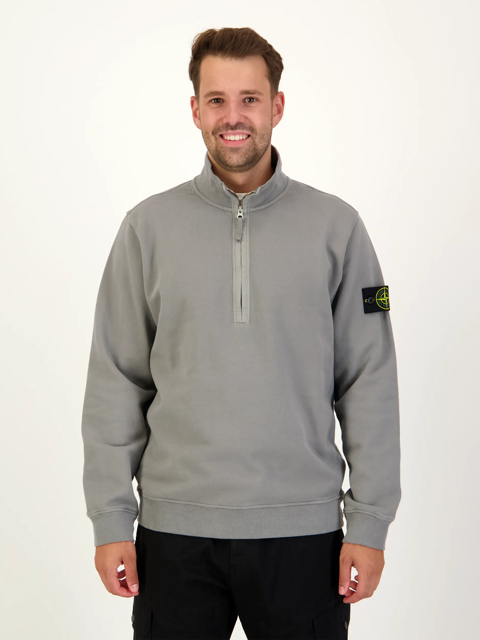 Sweatshirt - Artikel Vorderseite getragen von einem Modell