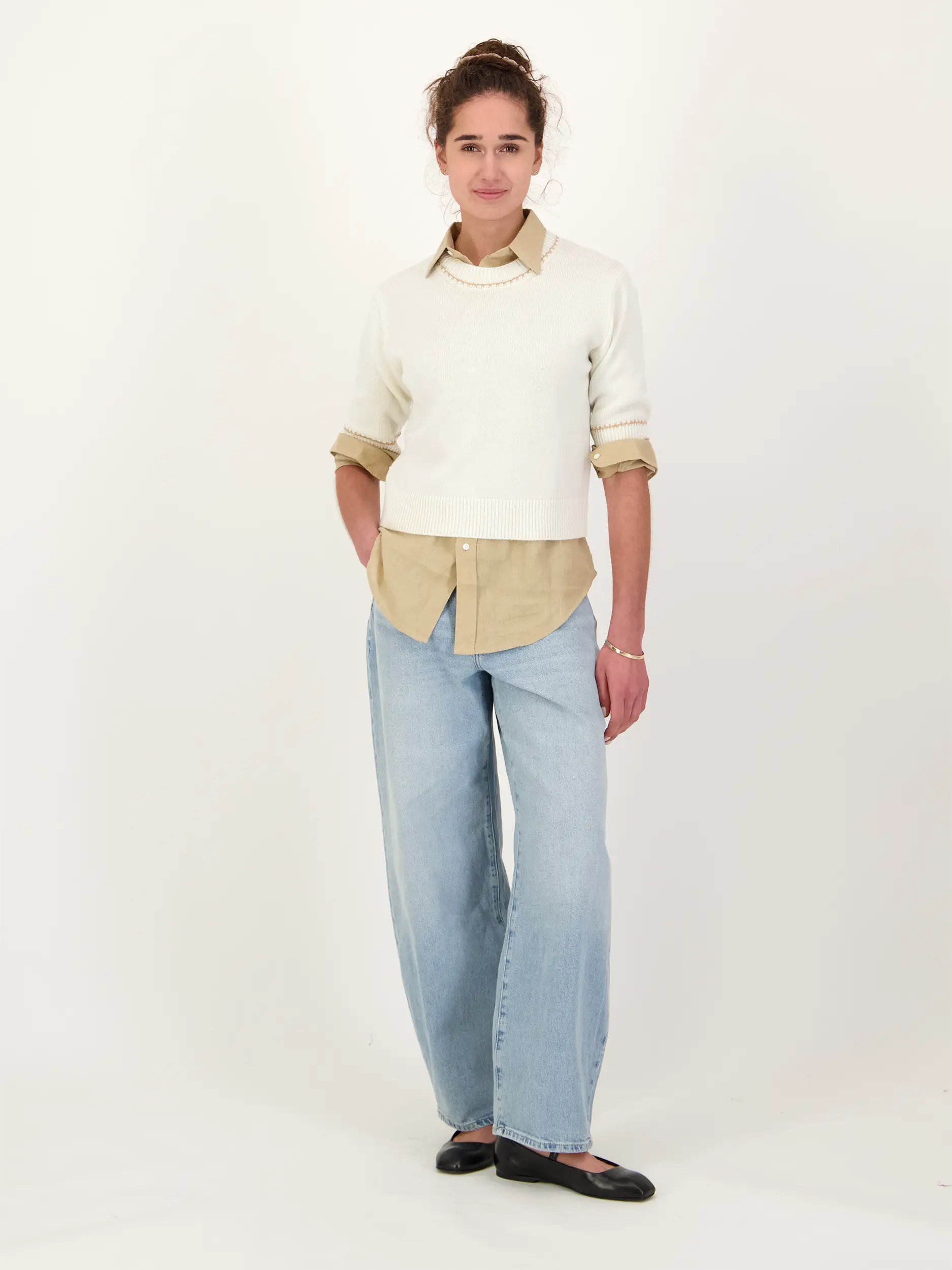 Bluse aus Leinen langarm - Artikel Teil eines Outfits getragen von einem Modell - Farbe: Braun