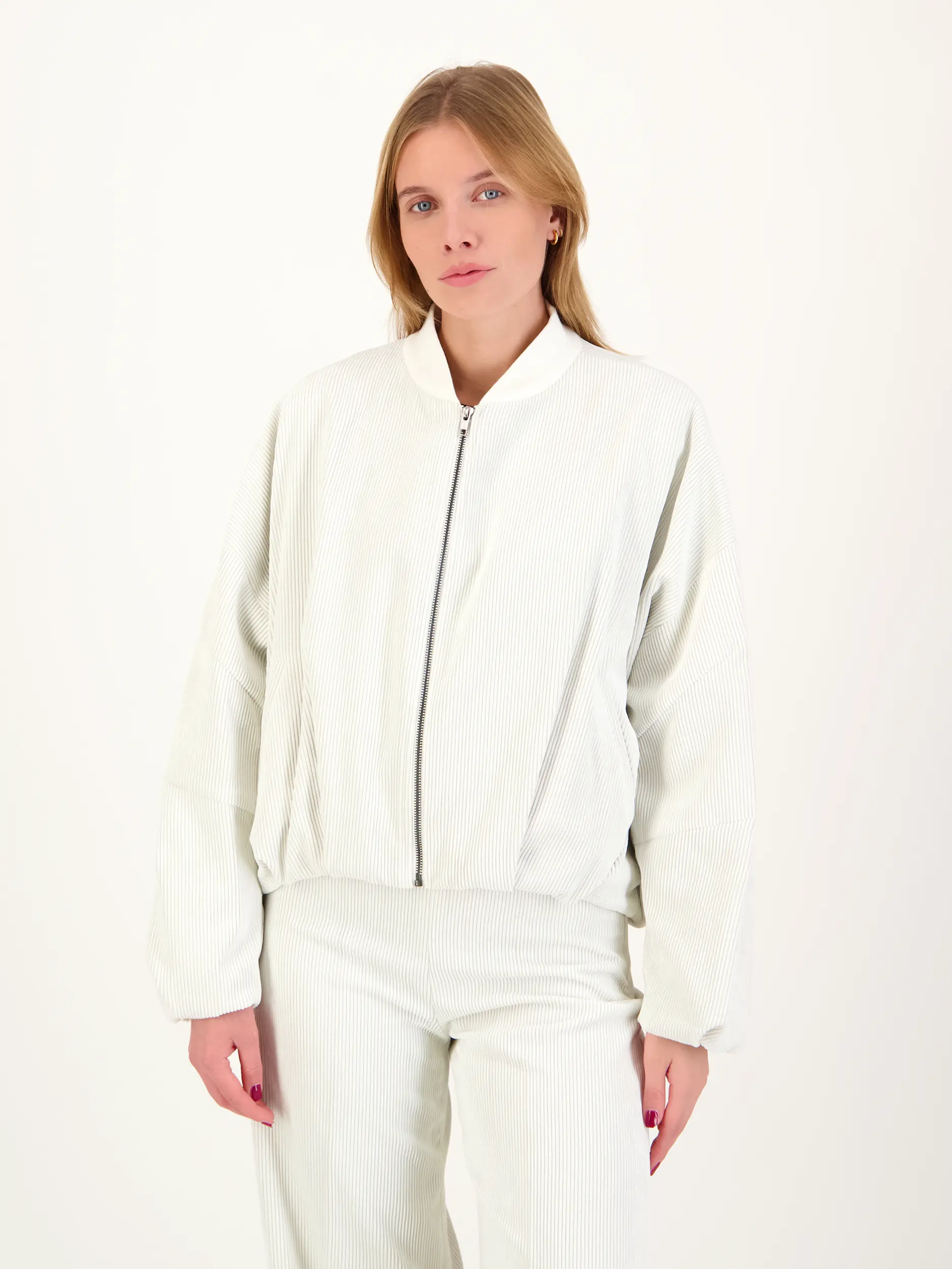 Cordjacke 'Braddan'  - Artikel Vorderseite getragen von einem Modell - Farbe: Creme