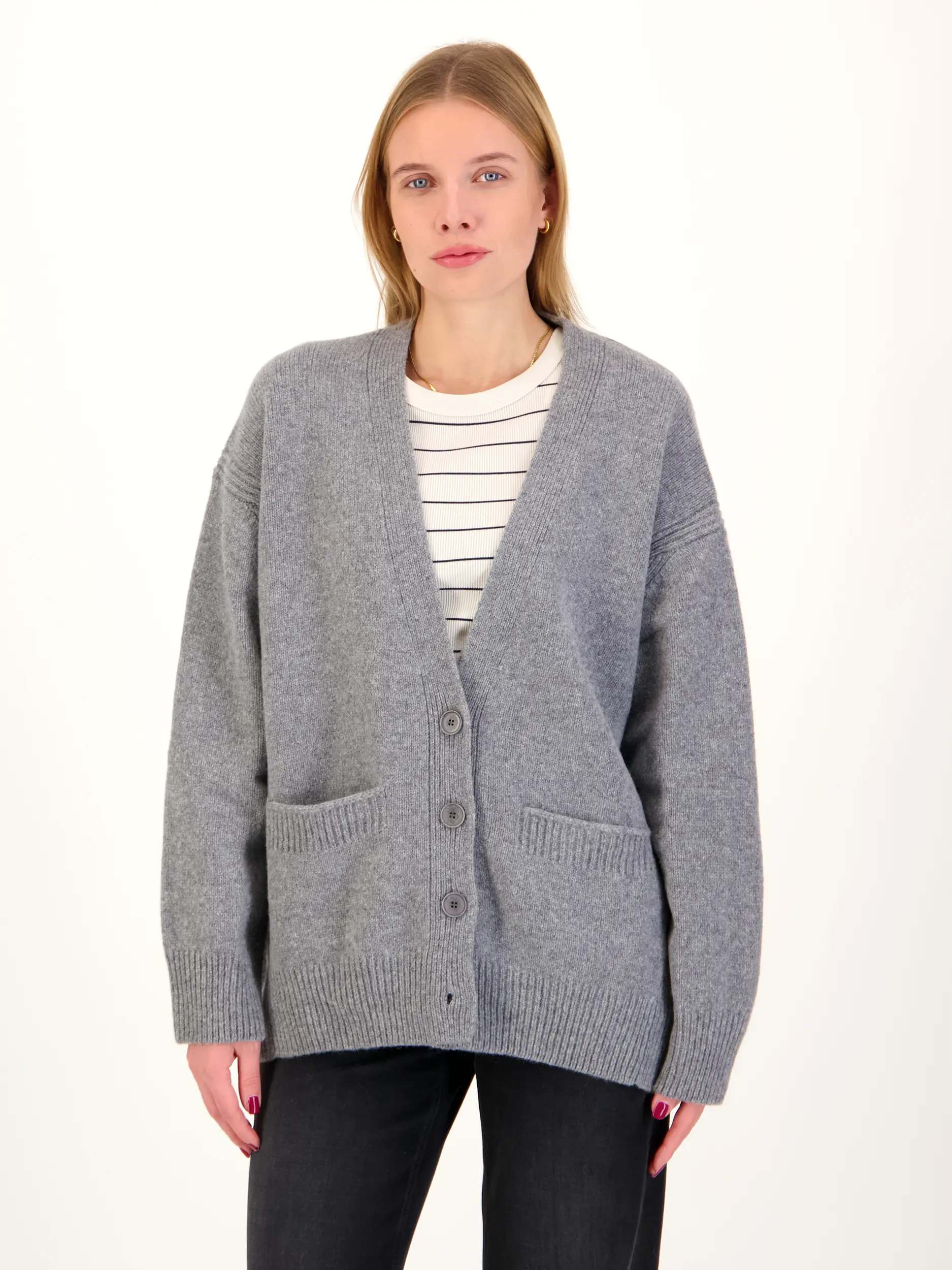 Strickjacke 'Jaydeni' - Artikel Vorderseite getragen von einem Modell - Farbe: Grau