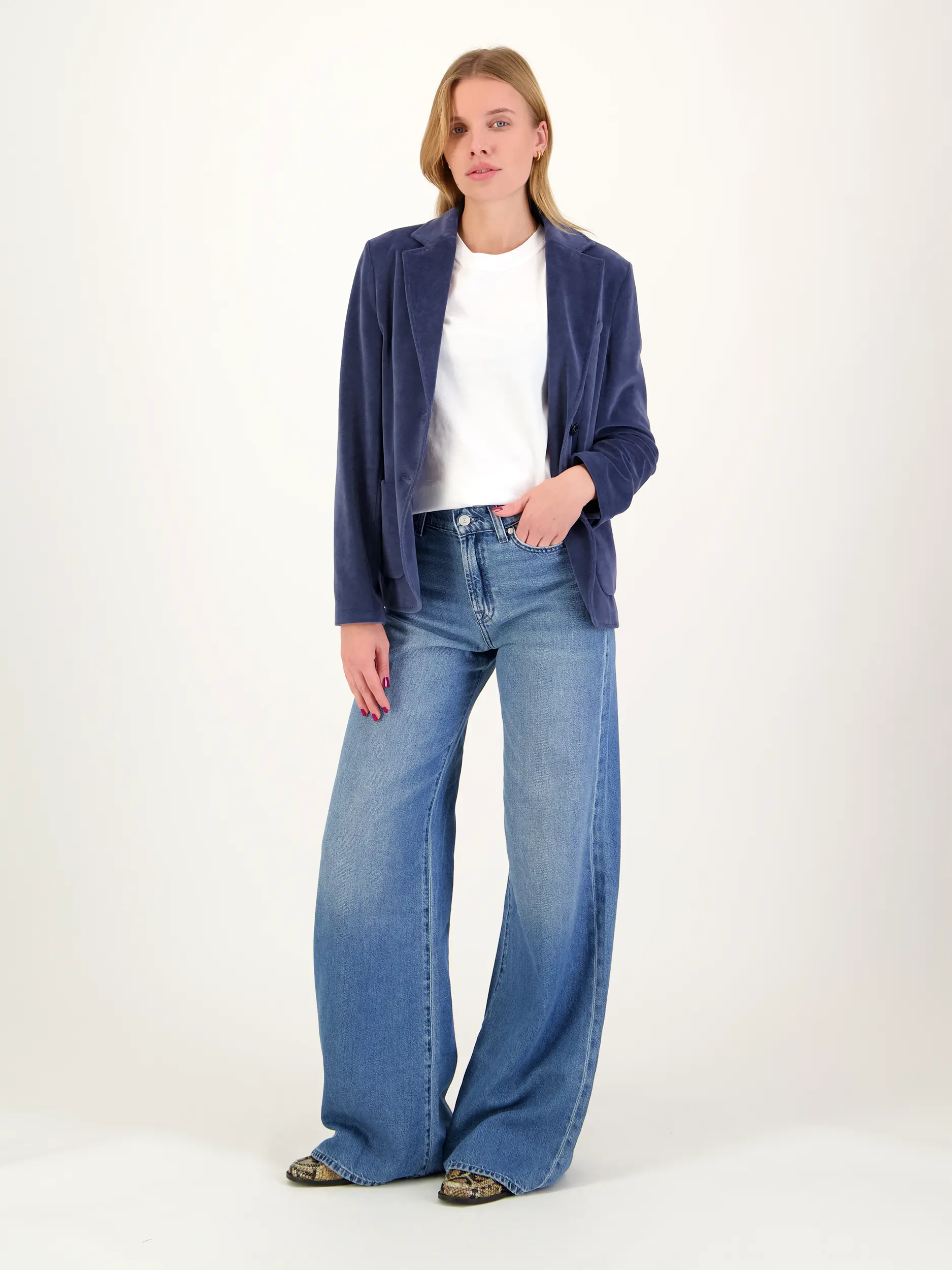 Samtblazer - Artikel Teil eines Outfits getragen von einem Modell - Farbe: Blau