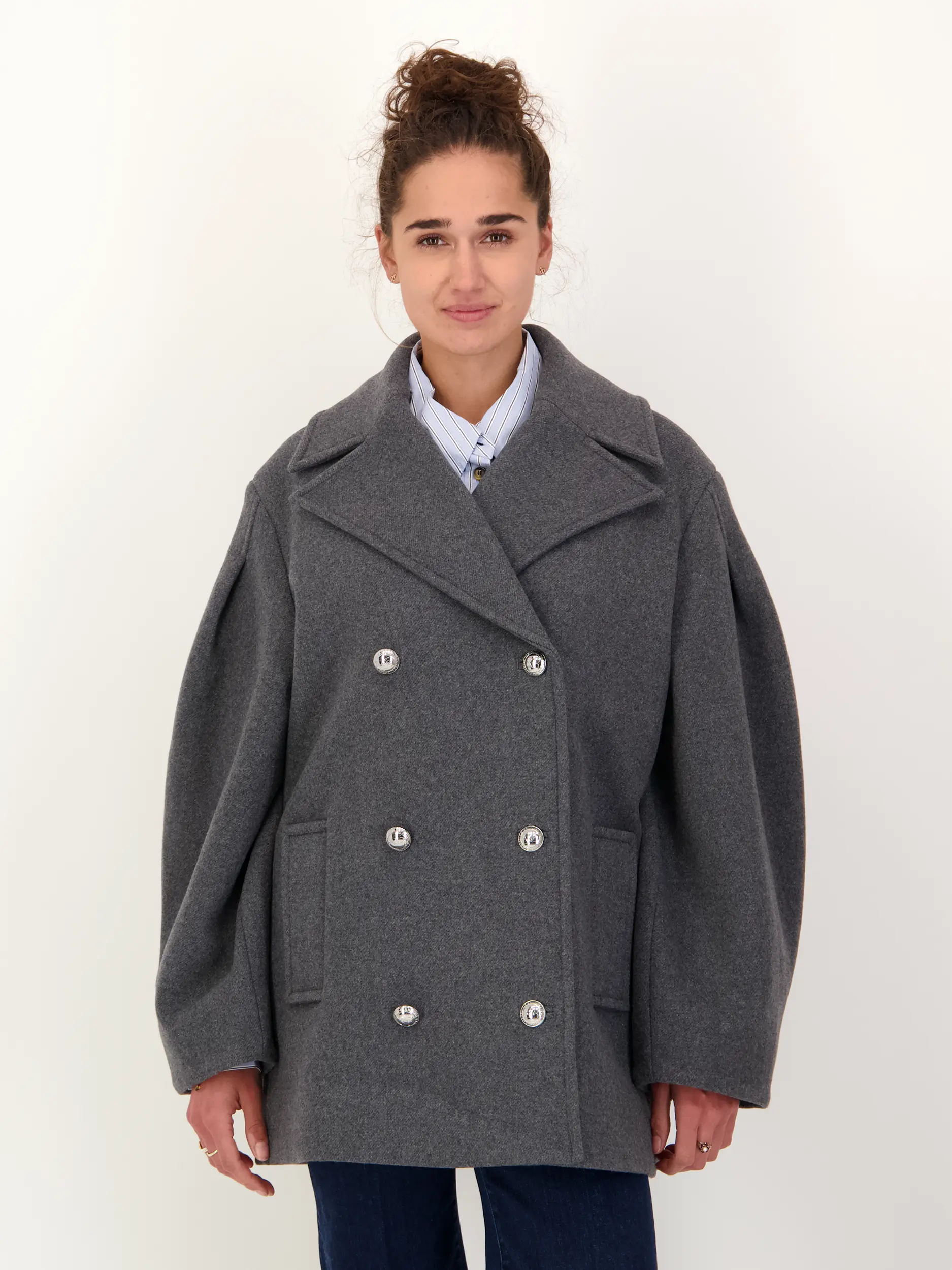 Cabanjacke aus Wolle - Artikel Vorderseite getragen von einem Modell - Farbe: Grau