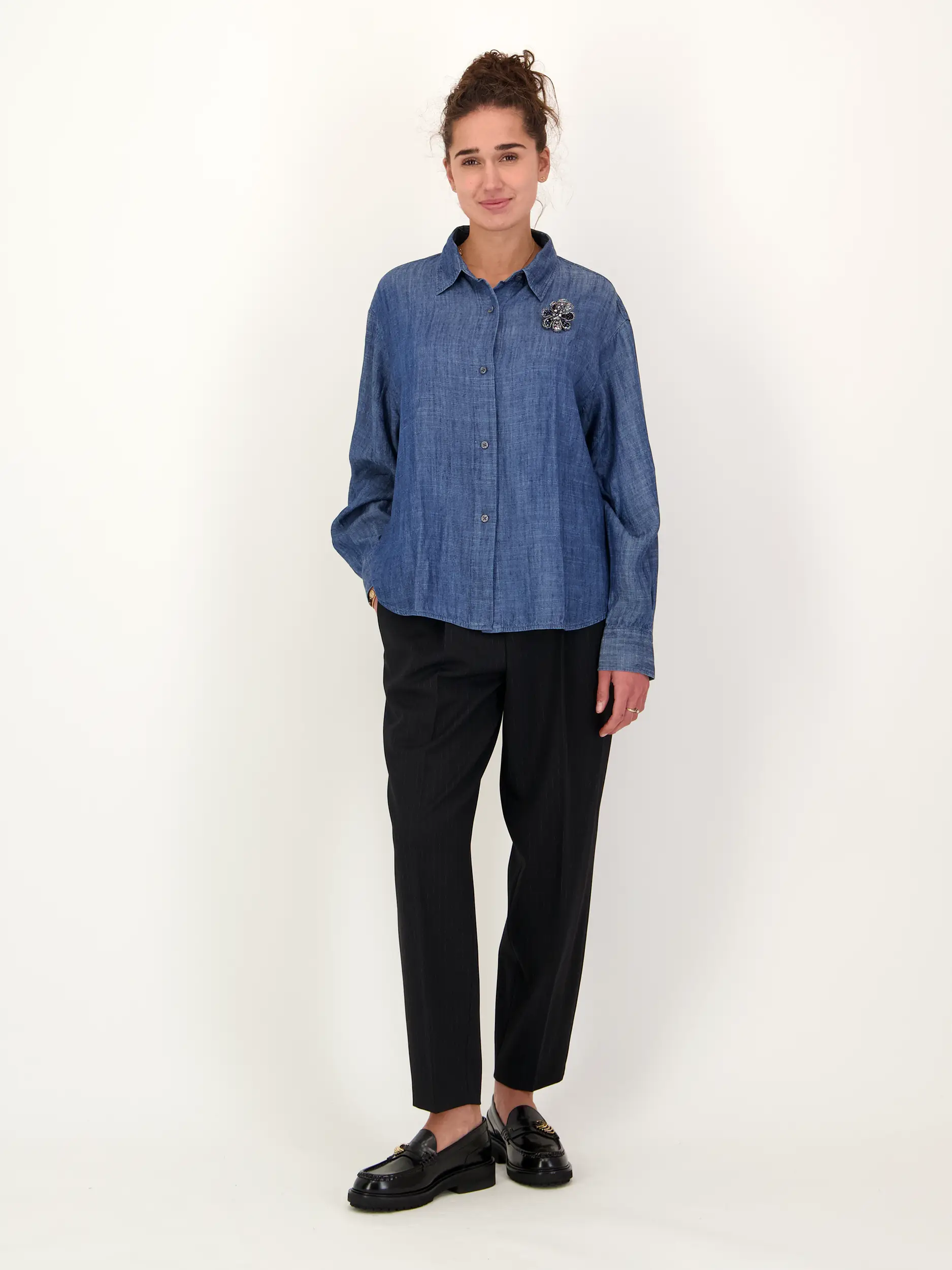 Jeansbluse 'Elsa glam' aus Leinen-Mix langarm - Artikel Teil eines Outfits getragen von einem Modell - Farbe: Blau
