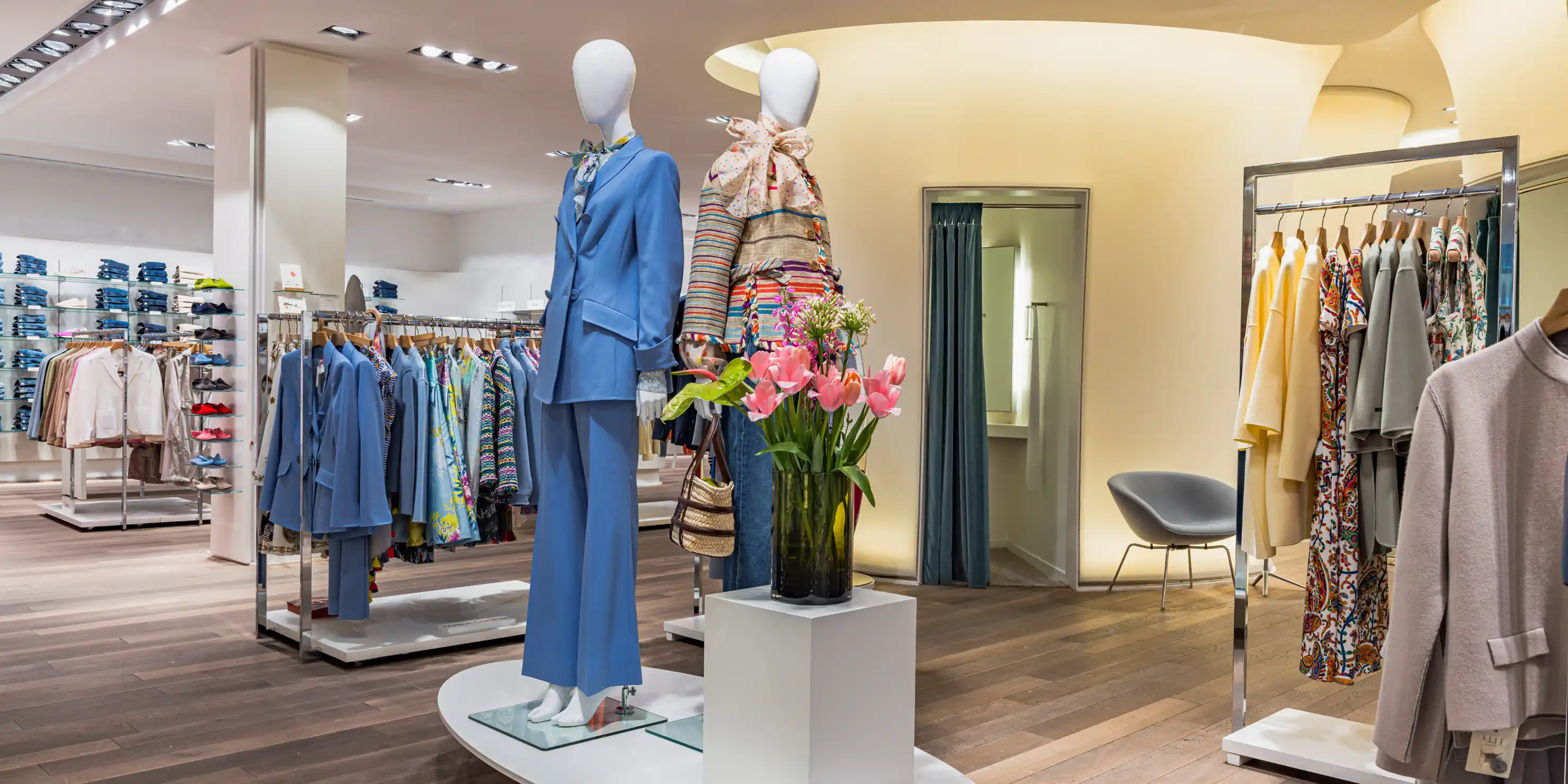 Hier ist eine Verkaufsfläche der Damenabteilung zu sehen