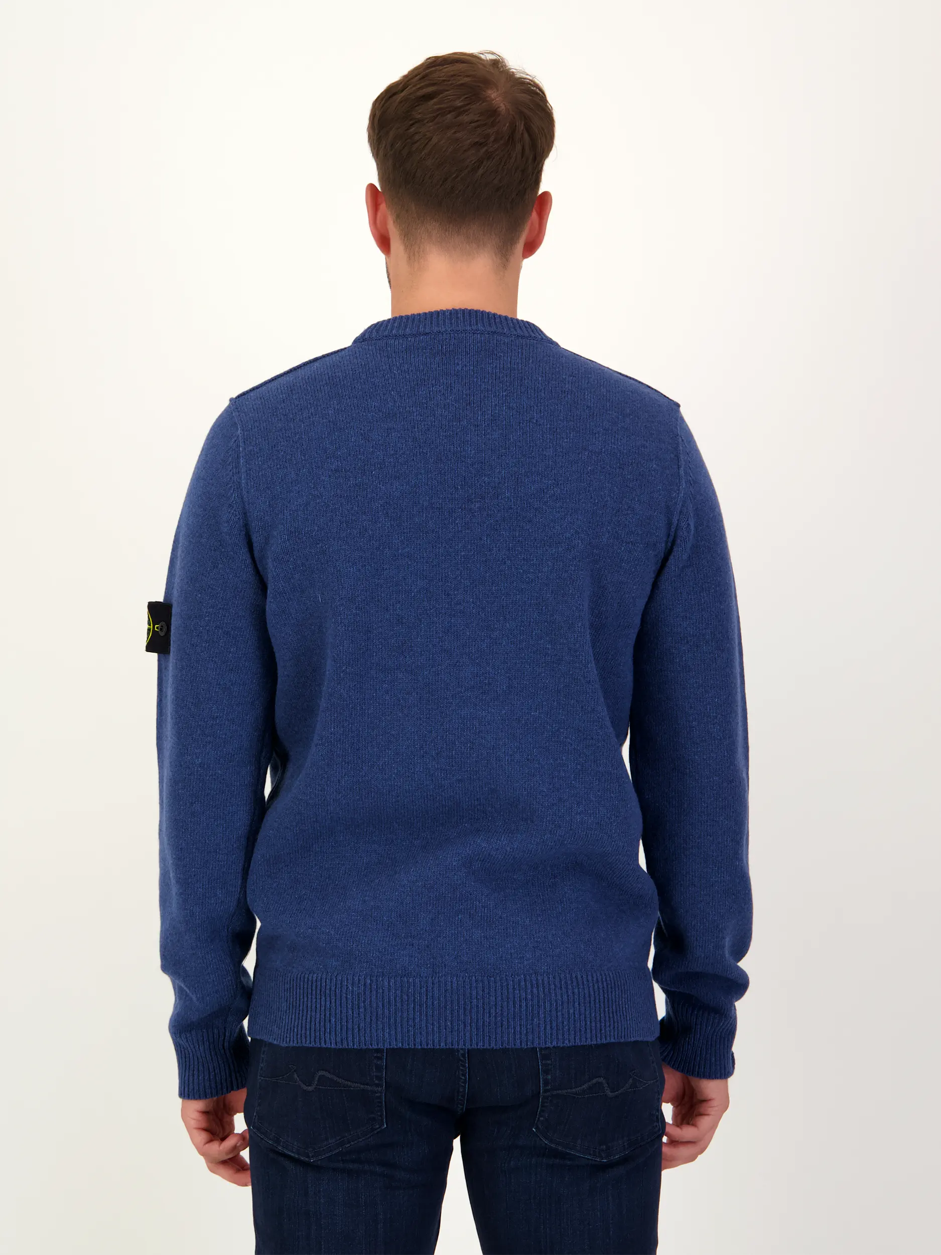 Pullover - Artikel Rückseite getragen von einem Modell