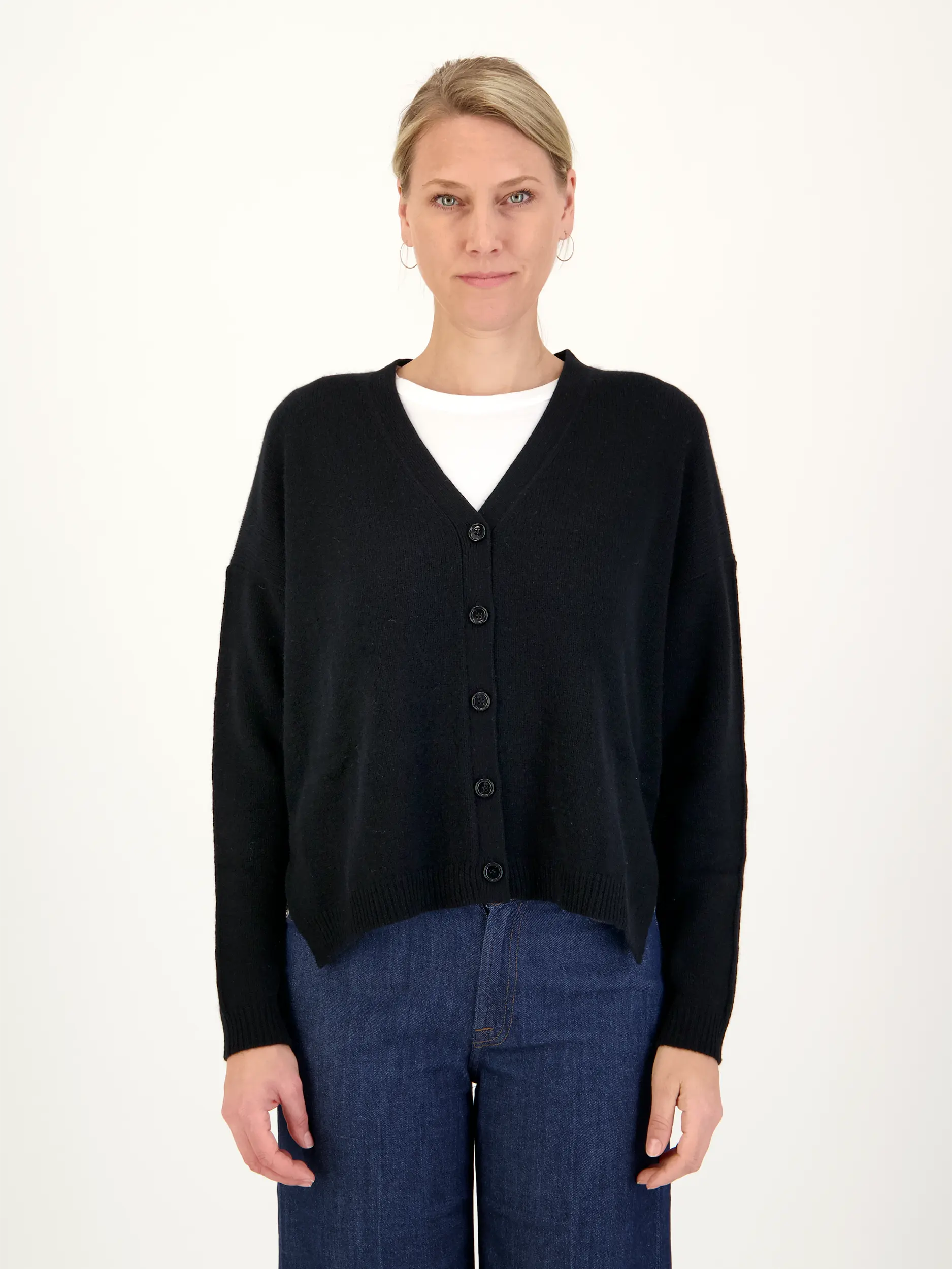 Strickjacke aus Kaschmir - Artikel Vorderseite getragen von einem Modell