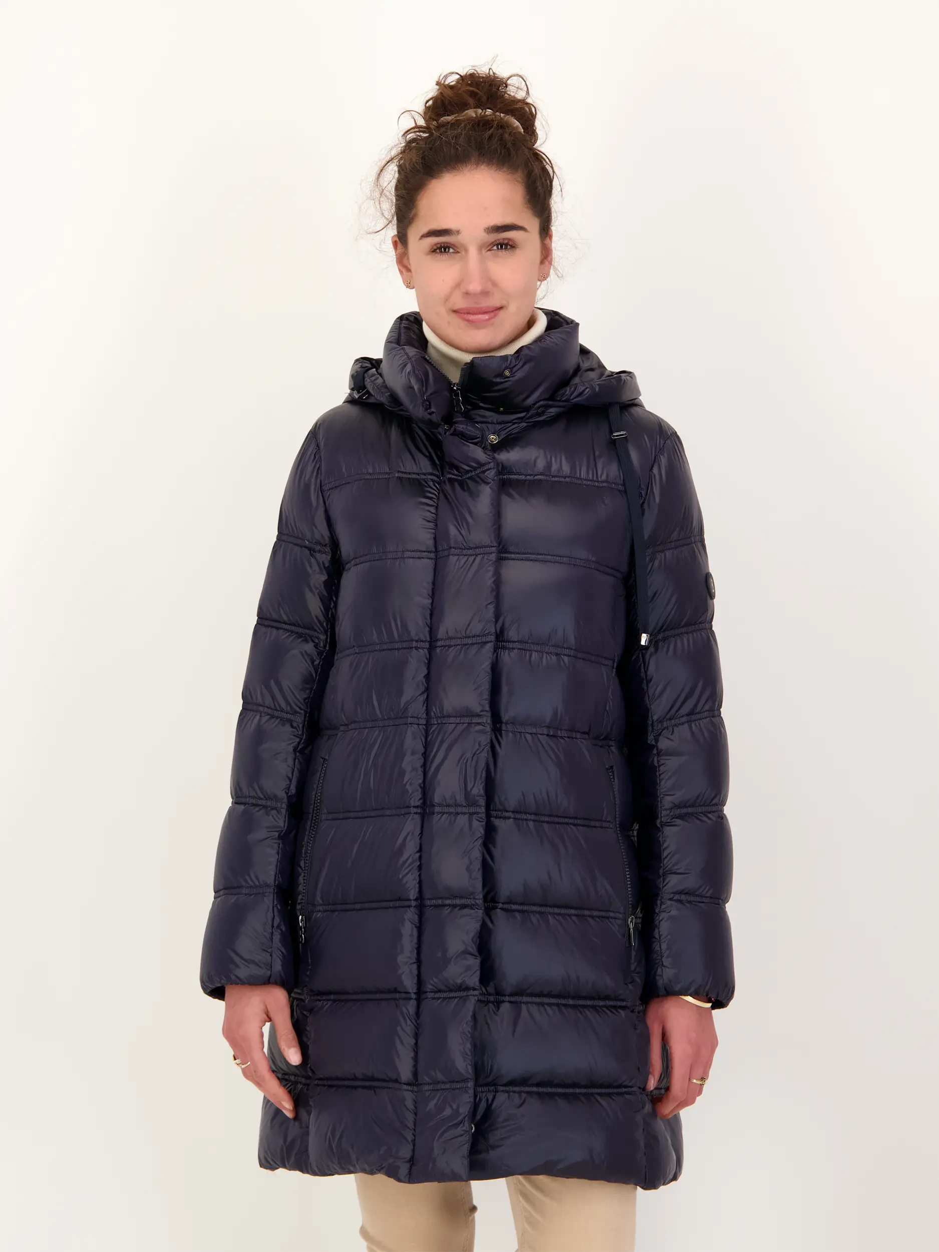 Daunenjacke 'Lynn' - Artikel Vorderseite getragen von einem Modell - Farbe: Blau