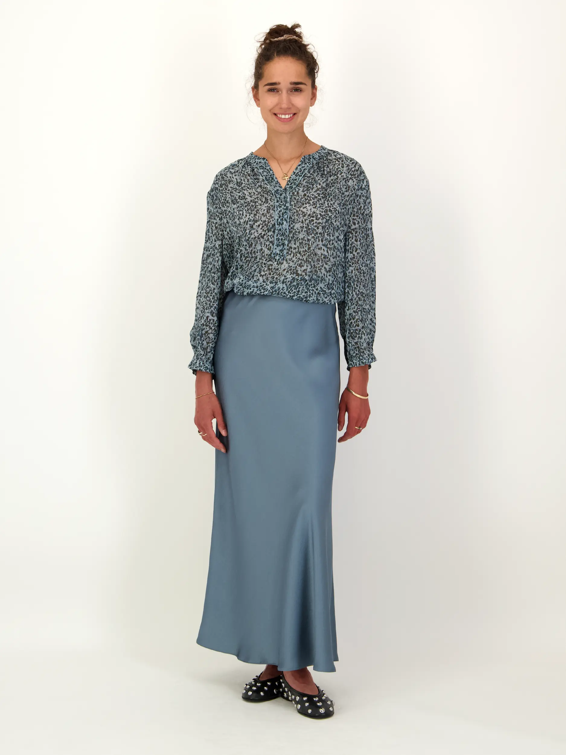 Gemusterte Bluse langarm - Artikel Teil eines Outfits getragen von einem Modell