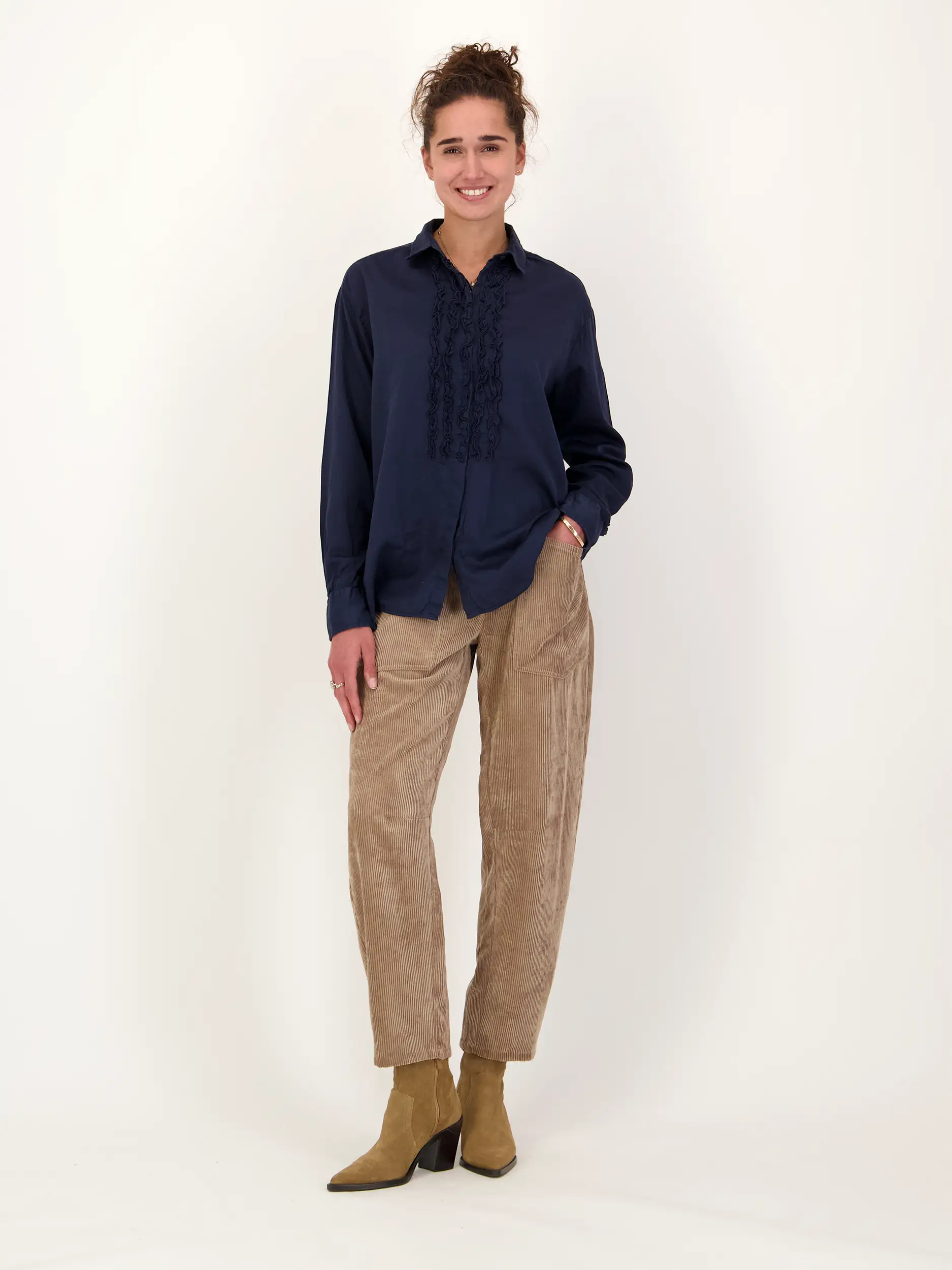 Cordhose 'Ocean' - Artikel Teil eines Outfits getragen von einem Modell - Farbe: Braun