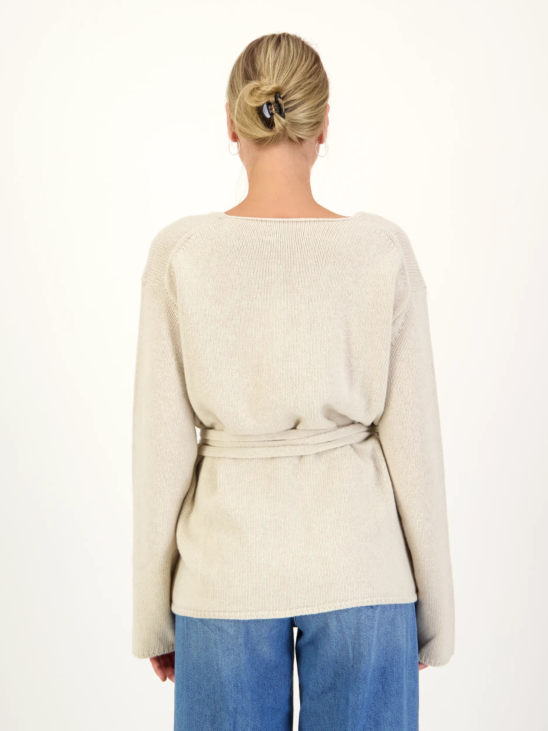 Strickjacke 'Victoria' aus Kaschmir-Mix langarm - Artikel Rückseite getragen von einem Modell - Farbe: Beige