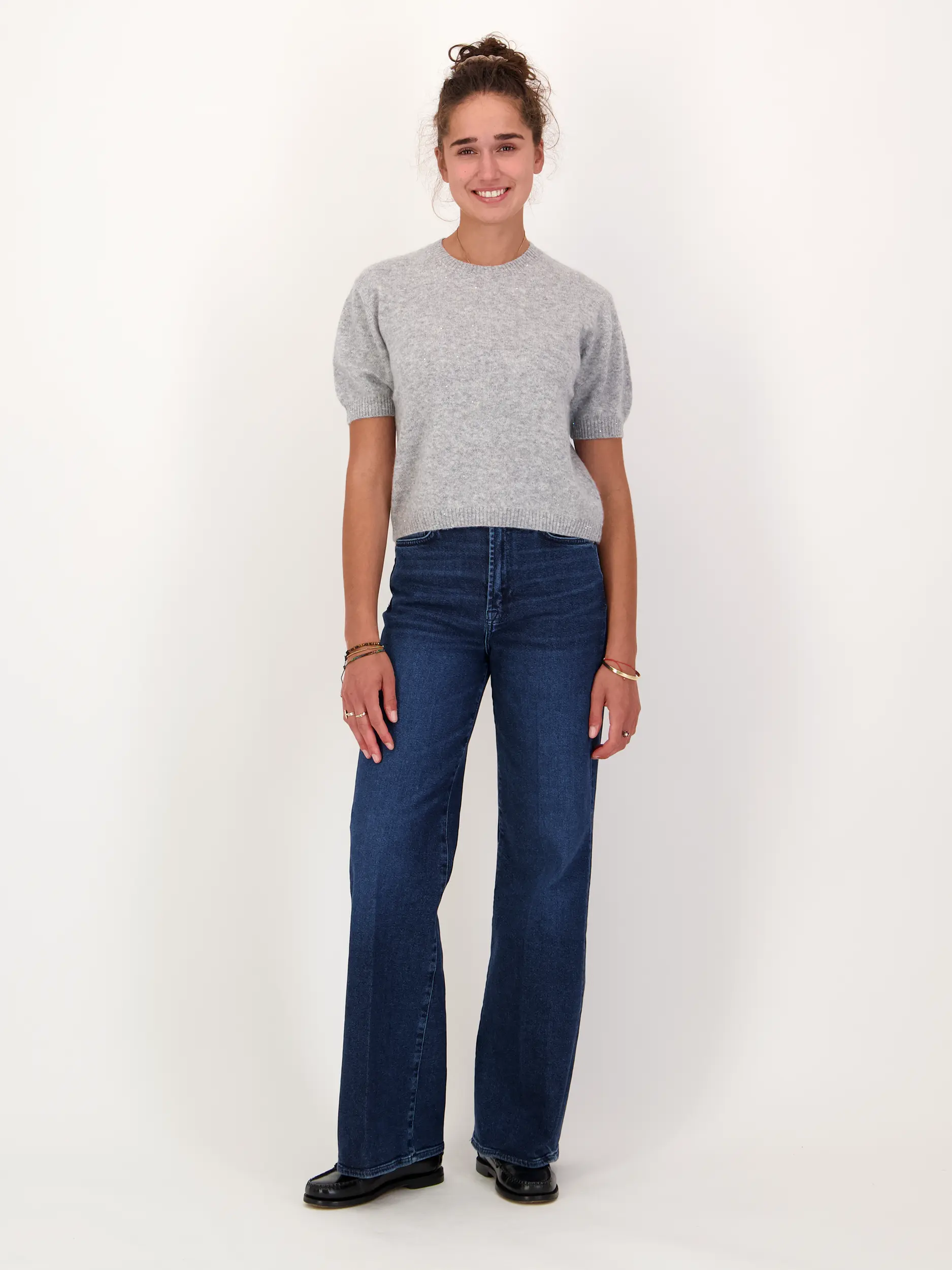 Pullover aus Kaschmir kurzarm - Artikel Teil eines Outfits getragen von einem Modell - Farbe: Grau